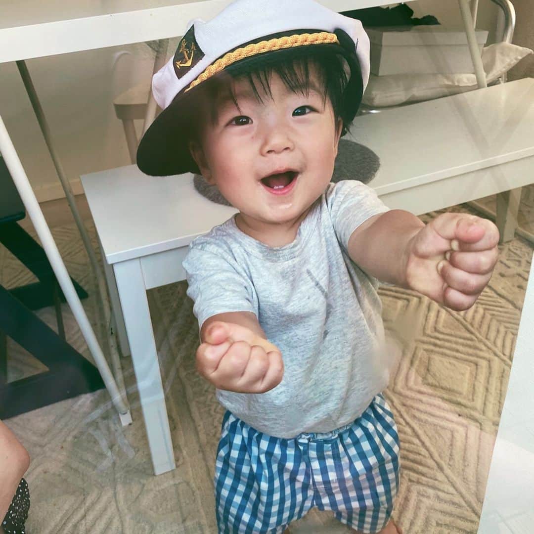 のインスタグラム：「「オレのマネ」  妻いわく  ボクに憧れて息子はボクの物を身につけてボクの真似をしてる。  そりゃそうだ  イヤになるくらいカッコつけ続けて生きてやるからな。  15年後も20年後もお前には負けねーかんな！  #景色 #柏木景色 #stayhome #よだれまみれ」