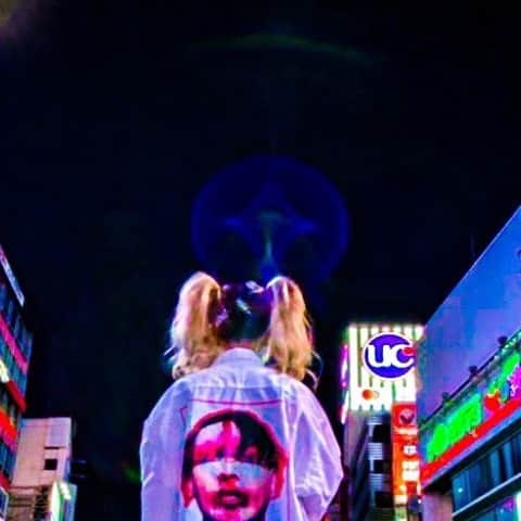 𝑵𝑶𝑹𝑰𝑲𝑶さんのインスタグラム写真 - (𝑵𝑶𝑹𝑰𝑲𝑶Instagram)「✰SSB STYLE TOKYO✰ . 【GOTHIC NEON SHIRT】 (GREEN×BLACK)（WHITE×RED) . ¥15,000-(+tax) . BASEを黒地と白地の2種類をご用意！！ かの有名なロックアーティストを当ブランドのデザイナーがオマージュした作品⚡️ . フリーサイズでインナーとの重ね着一つで個性が 湧き出すデザインとなっており、 バックプリントはパンク感ある仕上がりのSHIRT✰✰ . 【size】 FREE(over size) . 商品のご購入、問い合わせ等はオンライン もしくはDM、Mailからどうぞ 💁🏾‍♂️ ． 《SSB STYLE TOKYO》  ONLINE : https://ssbtokyo.official.ec TEL : 03-6380-2303 ADDRESS : ssbtokyo@gmail.com . #ssbstyle #ssb #acc #モデル #人気 #イケメン #ストリートファッション #supreme #offwhite #amiri #gucci #louisvuitton #balenciaga #hiphop #la #skater #skatergirl #原宿 #渋谷 #新宿 #大阪 #東京 #mensfashion #ladiesfashion #malilinmanson」5月11日 22時06分 - norip_ppz