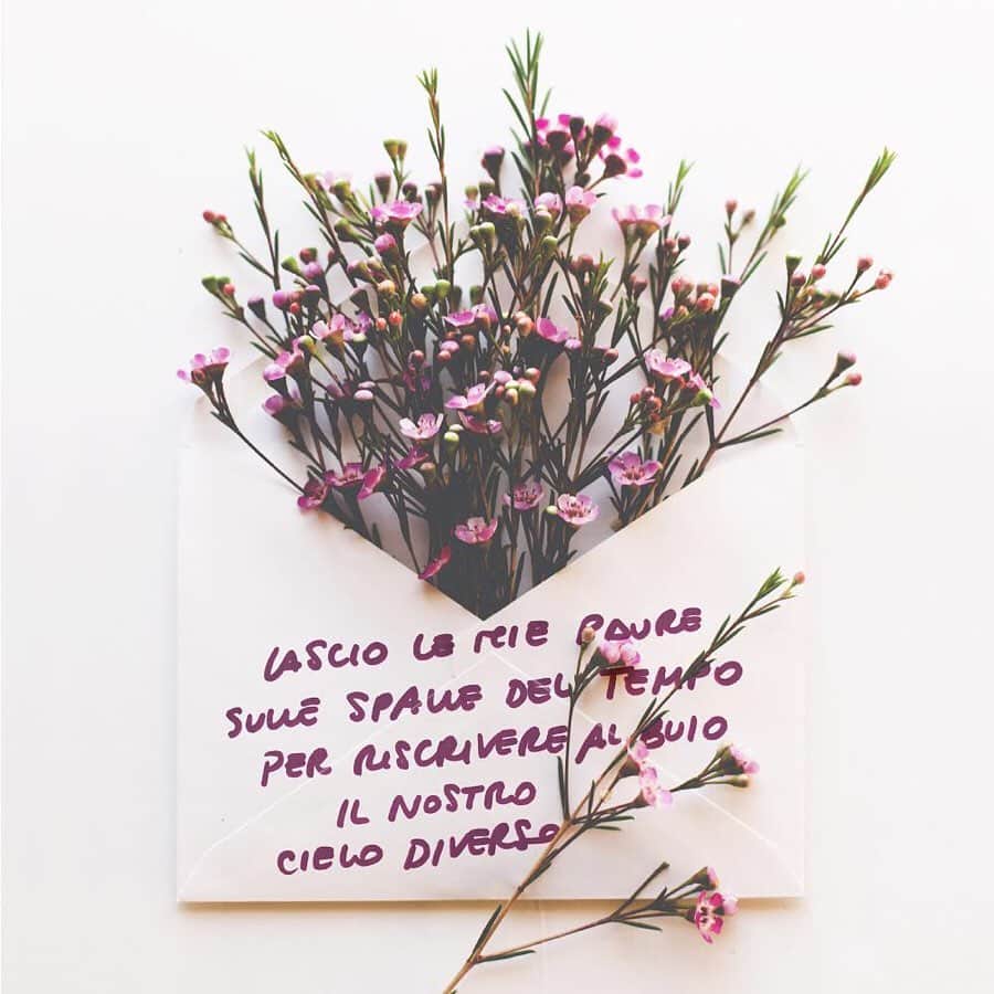 ラウラ・パウジーニさんのインスタグラム写真 - (ラウラ・パウジーニInstagram)「Sei ancora tu... La Soluzione. A chi la dedichereste?  Solo eres tu... La Solución. A quién se la dedicarías?  #LaSoluzione #LaSolución #Letter #Flower #Purple」5月11日 22時06分 - laurapausini