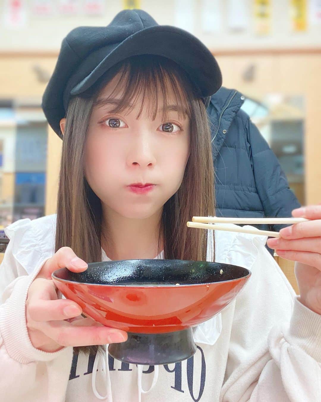 麻衣愛のインスタグラム：「過去の📸 あら汁のんでます🍣 #お鮨 #お寿司 #あら汁 #外食自粛 #過去pic #過去ピク」