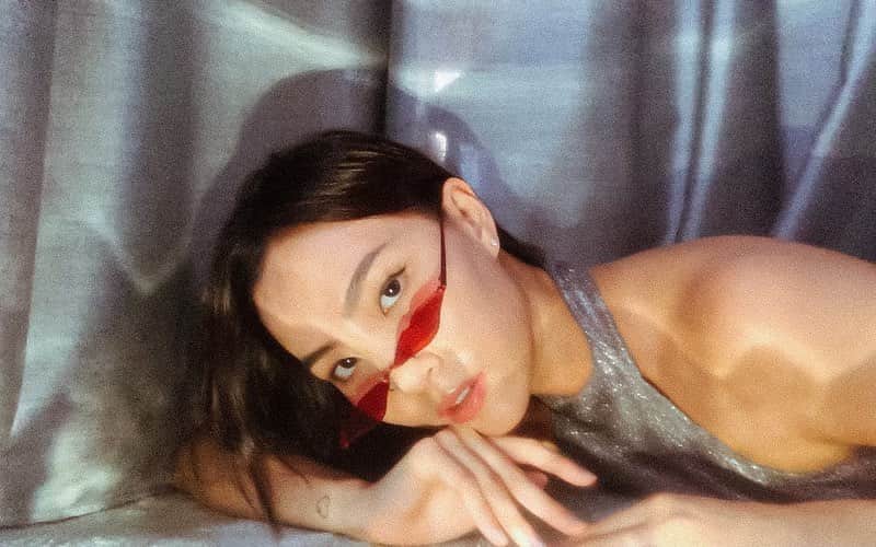 ソニアのインスタグラム：「A whisky glass, a couple of boxes, my phone, a very talented friend and 30 min later, we got these shots fully done on FaceTime!! While I was busy being the cam assist to my own shoot at home, @lenneigh was directing me and we were both chasing that golden hour from two separate locations. . Lenne and I have known each other since we were kids. Gangly, awkward kids in school that did not realise our paths would cross again in our teenage years and adult life. If you know her, she’s one of the most driven, talented individuals around that never fails to amaze me with her ambition and eye for detail. Her photography has blossomed over the years (remember how we used to shoot in lalang fields for Topshop just for fun and rent out studios to get my headshots done 🤣), and she’s done something many of us would only dream of doing - uproot and pursue her career in another part of the world. A bold, but necessary move that has opened her up to lots of opportunities. . We’ve come a long way from our school/ Butter Factory days ☠️😈 @lenneigh, I love you and am immensely proud of you! Keep killin it 💯  #stayhome #shotoniphone #facetimephotoshoot」