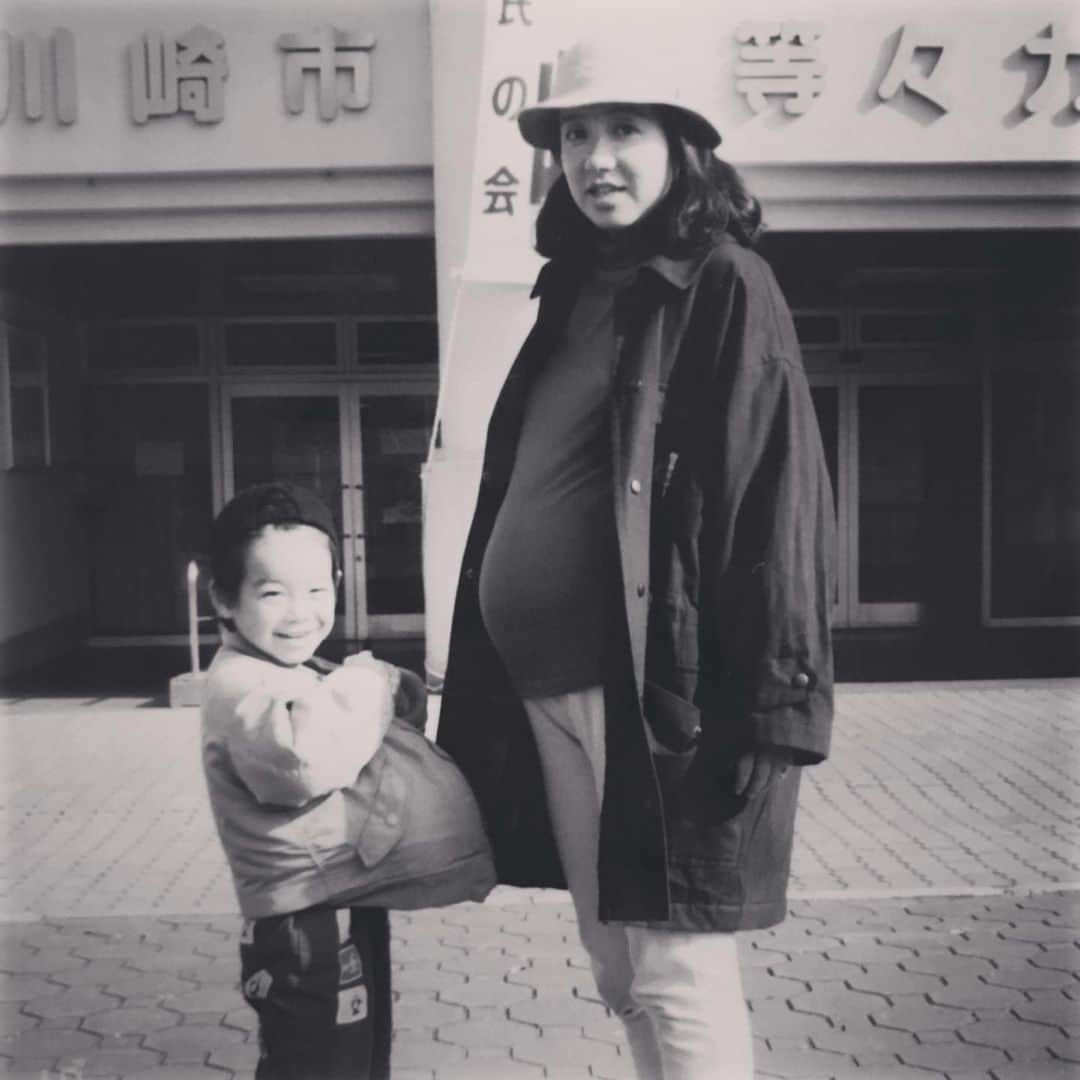 小松正英さんのインスタグラム写真 - (小松正英Instagram)「母の日  なかなかこういう投稿は上げる機会がありませんが、こんな時期でちょうど30年を振り返っていたタイミングなので、1日遅れで。  今は群馬と神奈川で離れていますが、社会人になってから丸7年。離れると母の偉大さを感じますね。  小・中・高・大とサッカー三昧の中、よく支えてもらいました。 気付いたらいつのまにか観る側からプレーする側に。  今では自分より動けるんじゃないかと。笑  パワフルな母に負けないように、コロナ明け頑張ります💪🏿 . . . #母の日 #30年 #ママさんサッカー  2枚目は25年前ぐらいのフロンターレのホームスタジアム、等々力陸上競技場かな？」5月11日 22時19分 - masa_fb.ank