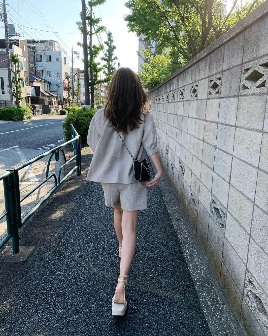 金子栞のインスタグラム：「👗 @coel_y  展示会で見た時から超可愛くて楽しみにしていたセットアップ。 やっぱ可愛いしショートパンツ夏も軽く見えるしオーダーしてよかった🤍  中も去年のコエルTシャツでカジュアルに🥳 ワンピースとかセットアップとか簡単なのにテンション上がるから好き！ 3枚目は完全なる半目ですがね！  しかし今日は本当に暑かったなぁ。  #coel#私服」