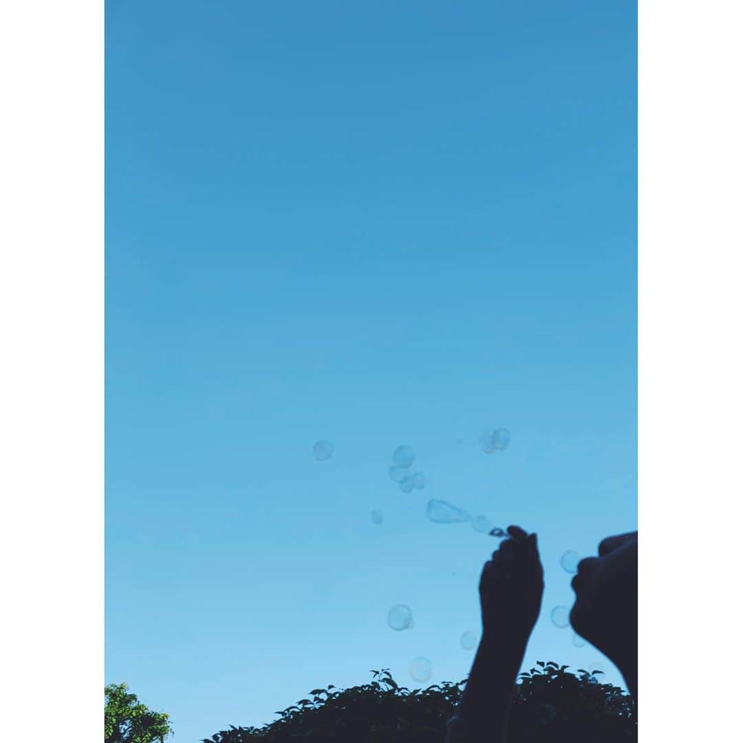 奥菜恵さんのインスタグラム写真 - (奥菜恵Instagram)「しゃぼん玉飛んだ。  #夏日 #暑かった #晴れ #空」5月11日 22時30分 - megumi_okina