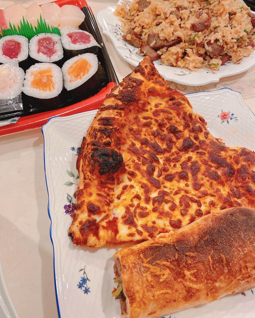 SHINOさんのインスタグラム写真 - (SHINOInstagram)「なかったことにしたい夜☆ #やっと買えた #オススメしてもらった #エプソムソルト #epsomsalt  #biossentiel  #このふたつで滝汗 #なかったことにしてくれるかな？ #とりあえずすでに汗だくです #言われた通りの滝汗 #バスソルト #晩ごはんは #ピザ #ガーリックライス #お寿司 #滝汗で罪悪感なし #あれも欲しいこれも欲しい #お洗濯が1番苦手 #畳んで直す　という #セクション　が #苦手です #自粛期間中 #パパが担当してくれました #感謝😭 #いつもありがとう #新しい洗濯機 #なんかお洋服の菌を殺してくれるやつ #我が家の花壇のいちご #普通の味♡」5月11日 22時22分 - shino0605