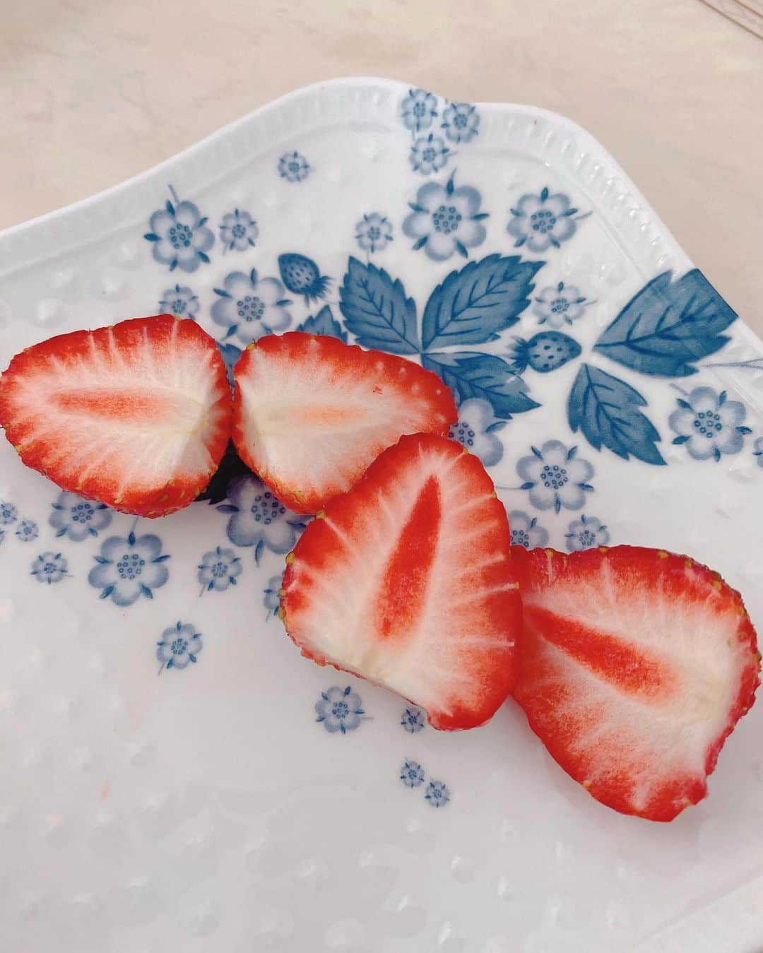 SHINOさんのインスタグラム写真 - (SHINOInstagram)「なかったことにしたい夜☆ #やっと買えた #オススメしてもらった #エプソムソルト #epsomsalt  #biossentiel  #このふたつで滝汗 #なかったことにしてくれるかな？ #とりあえずすでに汗だくです #言われた通りの滝汗 #バスソルト #晩ごはんは #ピザ #ガーリックライス #お寿司 #滝汗で罪悪感なし #あれも欲しいこれも欲しい #お洗濯が1番苦手 #畳んで直す　という #セクション　が #苦手です #自粛期間中 #パパが担当してくれました #感謝😭 #いつもありがとう #新しい洗濯機 #なんかお洋服の菌を殺してくれるやつ #我が家の花壇のいちご #普通の味♡」5月11日 22時22分 - shino0605
