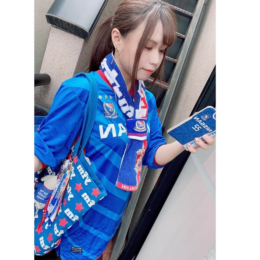 山口みらんさんのインスタグラム写真 - (山口みらんInstagram)「#Jサポ女子あるある . 【ゴール裏付近にいるコアな女性】 . ユニ👕横浜F・マリノス 2011  パンツ👖Pink 靴👟NIKE 👜マリノス #ゴール裏で応援  #もちろん跳ぶ #気合いのポニーテール #髪留めもマリノス  #スニーカー女子  #動きやすさ重視 #ヨガパンツorスキニージーンズ #綺麗めな女性が多い  #グッズ沢山身につけてる  #バックは大きい #マリガチャ沢山付いてる  #必需品日焼け止め #女性だって応援する気合いは十分 #マリノス君に恋してる #マリノスケ推し #年チケ保持者 #アウェイも行くよ #練習も応援しに行くよ  #観戦友人沢山 #魂の応援 #トリコロールの何かを見かけるとついつい購入  #マリノスとは長年の付き合い  #fmarinos #ユニフォーム女子  #ユニフォームコーデ  #サッカー好き　#jリーグ女子  #jリーグ #サッカー」5月11日 22時23分 - yamaguchi_miran