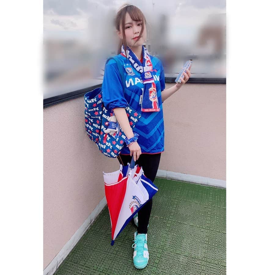 山口みらんのインスタグラム：「#Jサポ女子あるある . 【ゴール裏付近にいるコアな女性】 . ユニ👕横浜F・マリノス 2011  パンツ👖Pink 靴👟NIKE 👜マリノス #ゴール裏で応援  #もちろん跳ぶ #気合いのポニーテール #髪留めもマリノス  #スニーカー女子  #動きやすさ重視 #ヨガパンツorスキニージーンズ #綺麗めな女性が多い  #グッズ沢山身につけてる  #バックは大きい #マリガチャ沢山付いてる  #必需品日焼け止め #女性だって応援する気合いは十分 #マリノス君に恋してる #マリノスケ推し #年チケ保持者 #アウェイも行くよ #練習も応援しに行くよ  #観戦友人沢山 #魂の応援 #トリコロールの何かを見かけるとついつい購入  #マリノスとは長年の付き合い  #fmarinos #ユニフォーム女子  #ユニフォームコーデ  #サッカー好き　#jリーグ女子  #jリーグ #サッカー」