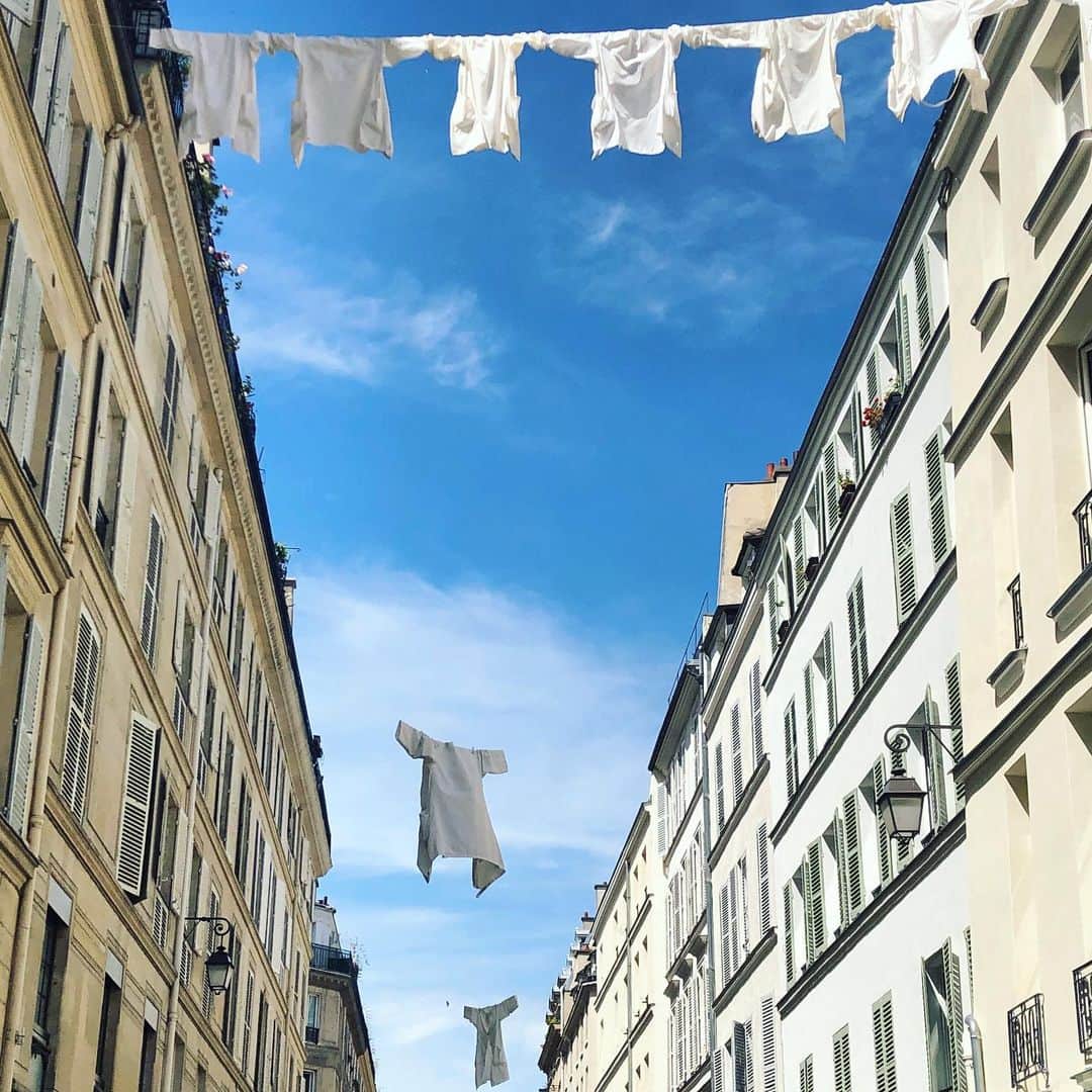 安珠のインスタグラム：「parisの親友から写真が届いた﻿ ﻿ 医療従事者へ 感謝の気持ちの﻿白衣のデコレーション﻿ ﻿ 青空が心に染みる﻿ みんな元気でい﻿てね ﻿ #paris #Male #Gratitude #stayhome」