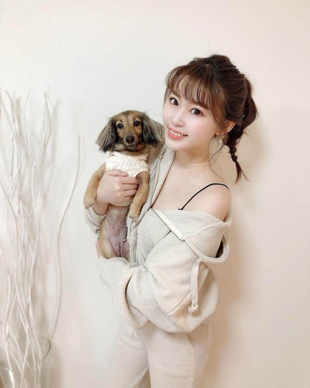 藤川沙弥のインスタグラム：「𓂃◌𓂂﻿ ﻿ @to_the_sea_hawaii の﻿ #Tripup 着ておうち時間🏠﻿ このワッフル生地が﻿ 気持ち良くて大好きで２個目〜♥︎﻿ ﻿ 去年ショートパーカー+スカートタイプが 旅行の時とかも✈︎楽チンだったんです🌿﻿ ﻿ 今回はベージュのパーカー+パンツタイプ✌🏻﻿ 自分で上下好きな組み合わせできるの🐒﻿ このまま買い出しやお散歩もいけちゃう🚶‍♀️🔥﻿ ﻿ ﻿ ﻿#Resortnista  #トリップアップ #loungewear  #ラウンジウェア」
