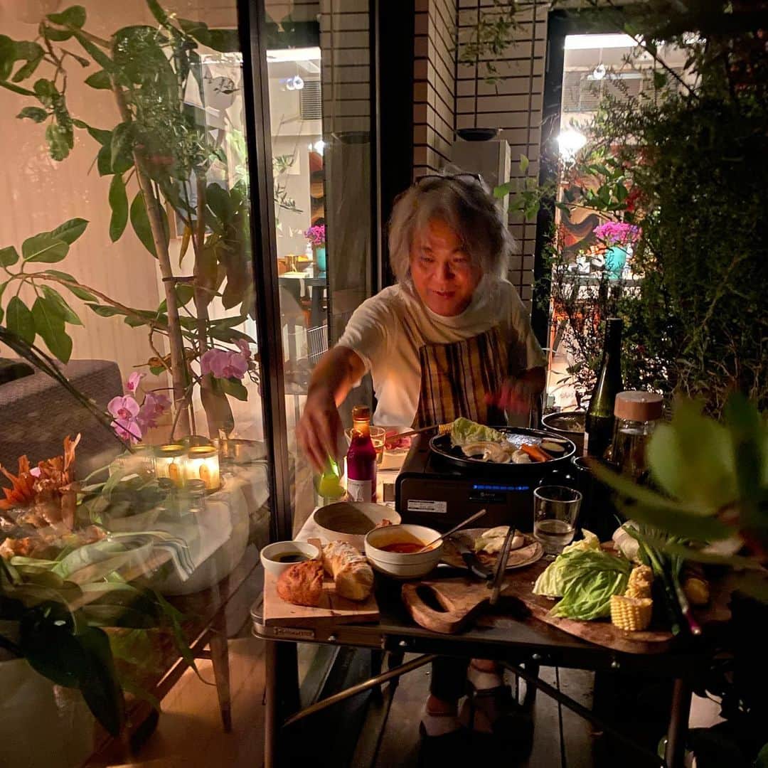 HiRAO INCのインスタグラム：「. ステキなサプライズディナー🤣. . 我が家のテラスは狭いのだけど テーブルとか、BBQ道具とか サイズを図り、ネットで密かに買って ベランピングの準備していたらしい。  ちょっとの工夫で 楽しくなるね。 でかした👏👏 @junjitanigawa」