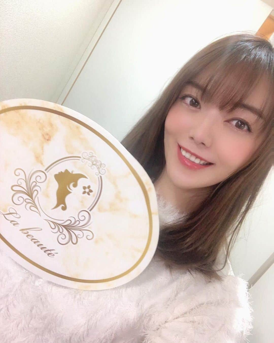 今村仁美さんのインスタグラム写真 - (今村仁美Instagram)「@salon.de.la.beaute0_0 で、整形級の3D矯正施術受けてきた👍 先生と、笑いながら話してたらいつの間にか私のコンプレックスの鼻が、少し高くなって鼻筋が浮きでてビックリ🤭 何より、コースの最後にオプションでやって頂いた泡パックが、凄いの！肌モッチモチになる♡！ (オラフ⛄️にもなれるよ笑) 周りのレースクィーンちゃんが何人か通ってて、通う意味がすごく分かる！！！ 整体もやってるから、次は私のバキバキの肩凝りをどうにかしていただく予定です😫 あ、ちなみに男性もOKだそうなので、是非身体に不調がある方は相談してみてね👍💕 . . 「今村仁美の投稿見た」で泡パック¥3,500（税抜）を無料プレゼント🎁 (✳ご予約の際に必ずお伝えください) . . . ご予約、お問い合わせなどは、気軽にDMしてくださいとのこと♫（@salon.de.la.beaute0_0） 自粛開けたらまた行こっと😊 先生またお願いします✨ . . . #小顔 #小顔矯正 #フェイシャルエステ #リンパドレナージュ #メンズok #美容 #美容整体 #骨盤 #骨盤矯正 #肩甲骨はがし #姿勢矯正 #完全予約制 #プライベートサロン #明治神宮前 #原宿 #千駄ヶ谷 #表参道 #labeaute #ラヴォーテ #絵心なくてごめんなさい」5月11日 22時52分 - imamura_hi