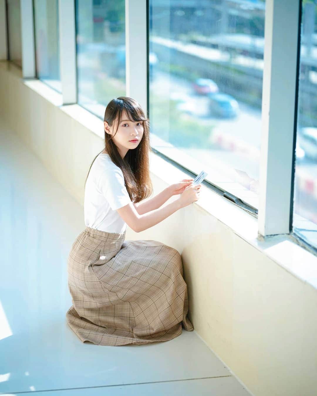 周庭（しゅうてい）のインスタグラム：「- 活在這個社會，痛苦太多，快樂太少，昨天，又是一個難眠之夜。  去年我們經歷過許多這樣的日子——要麼自己在現場，因中了催淚彈或是胡椒噴霧而被迫離開；要麼自己有要事無法參與，只能一直看著媒體直播，抱著焦急和憤怒，怪責著自己的無力。  拍這張照的前一天，新城市廣場的中庭都被防暴警察佔據；拍照當天，商場彷彿完全回復正常，有些人提着一袋二袋，有些人飲着珍珠奶茶。可惜，這些快樂和自由的空氣，只是暫時存在的虛偽，當權者的魔爪，已經完完全全伸進我們的生活，控制着我們的每一部分，讓我們無從選擇自己的未來。  這些「不正常」的日子，在可見的將來，也暫時會是我們的日常。不要習慣，是我們每天都要警醒自己的課題。 - - （攝影 / @nie_san_ ）」