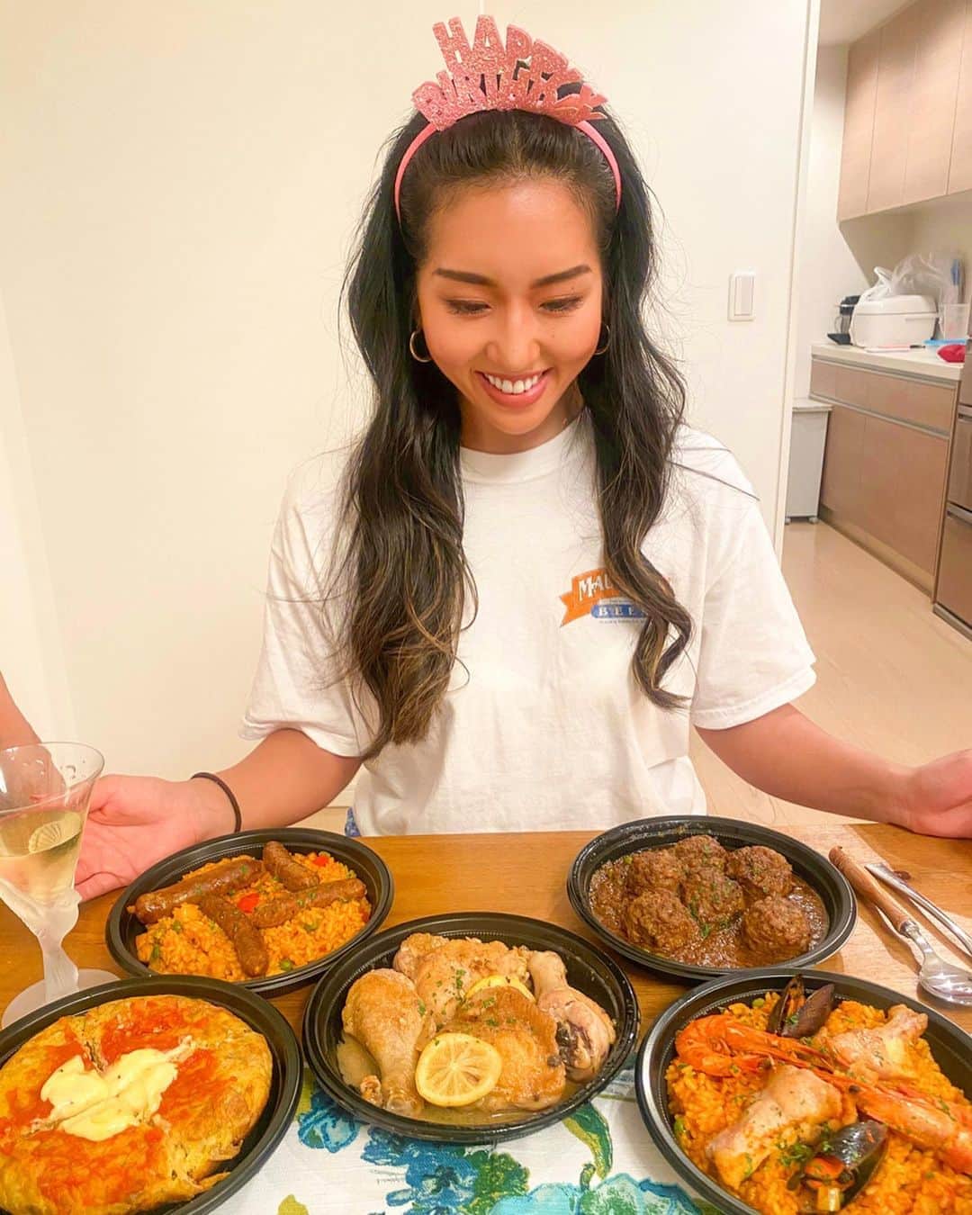 のインスタグラム：「My 30th birthday dinner at home☺️❤️﻿ ﻿ 本日30歳になりました✨﻿ ﻿ 本当は盛大に30歳のお誕生日のお祝いの計画でしたが ﻿ こんな状況なので、お家で大好きなスペイン料理のお店のテイクアウトでお祝いしてもらいました❣﻿ ﻿ 30歳の私もどうぞよろしくお願いします😊﻿ ダボダボのTシャツに100均のバースデーカチューシャで30歳🤣 ﻿ #my30thbirthday#30代#誕生日#homeparty#birthday」