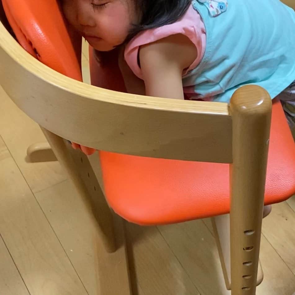 金田朋子のインスタグラム：「すごい寝方（笑） どこでも寝られるところ 私に似てます（笑） あと少し寝ると体力が完全にもどるところも（笑） #千笑 #森渉 #金田朋子 #家族 #family #子供 #娘 #kids #がんばろう」