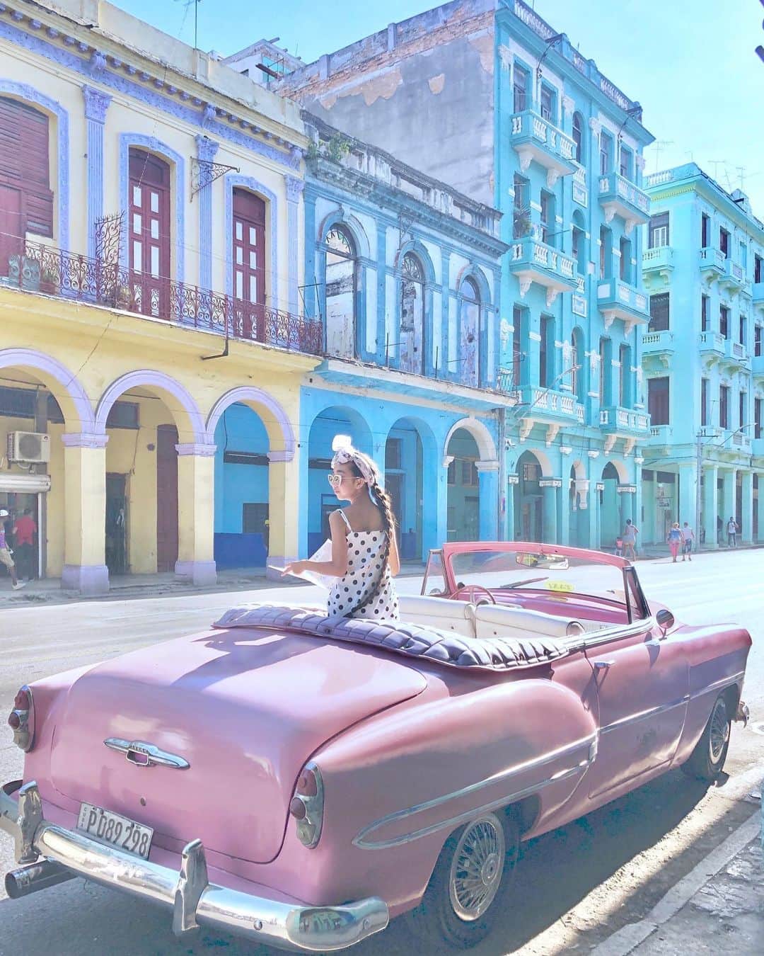 Laraさんのインスタグラム写真 - (LaraInstagram)「. . The city of Havana is a world heritage. 1950s American classic cars run around here! The reason why the city is so colorful is because they want to have a fun life. . .  1950年代のアメリカ車が走るハバナの街は丸ごとユネスコの世界遺産 大事に使えば車は70年も走るんだね💨 . 街がカラフルなのはみんなが人生を楽しみたいからなんだって。 . #思い出投稿 #キューバ #ハバナ #世界遺産 #2019年5月」5月11日 23時06分 - fa_la_lara