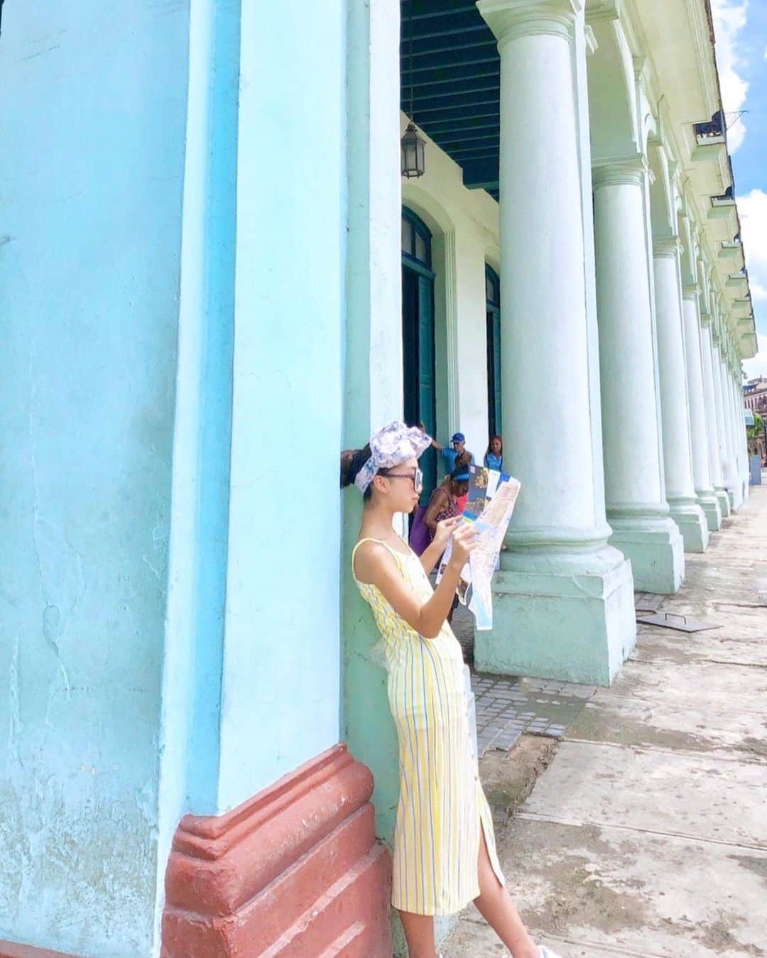 Laraさんのインスタグラム写真 - (LaraInstagram)「. . The city of Havana is a world heritage. 1950s American classic cars run around here! The reason why the city is so colorful is because they want to have a fun life. . .  1950年代のアメリカ車が走るハバナの街は丸ごとユネスコの世界遺産 大事に使えば車は70年も走るんだね💨 . 街がカラフルなのはみんなが人生を楽しみたいからなんだって。 . #思い出投稿 #キューバ #ハバナ #世界遺産 #2019年5月」5月11日 23時06分 - fa_la_lara