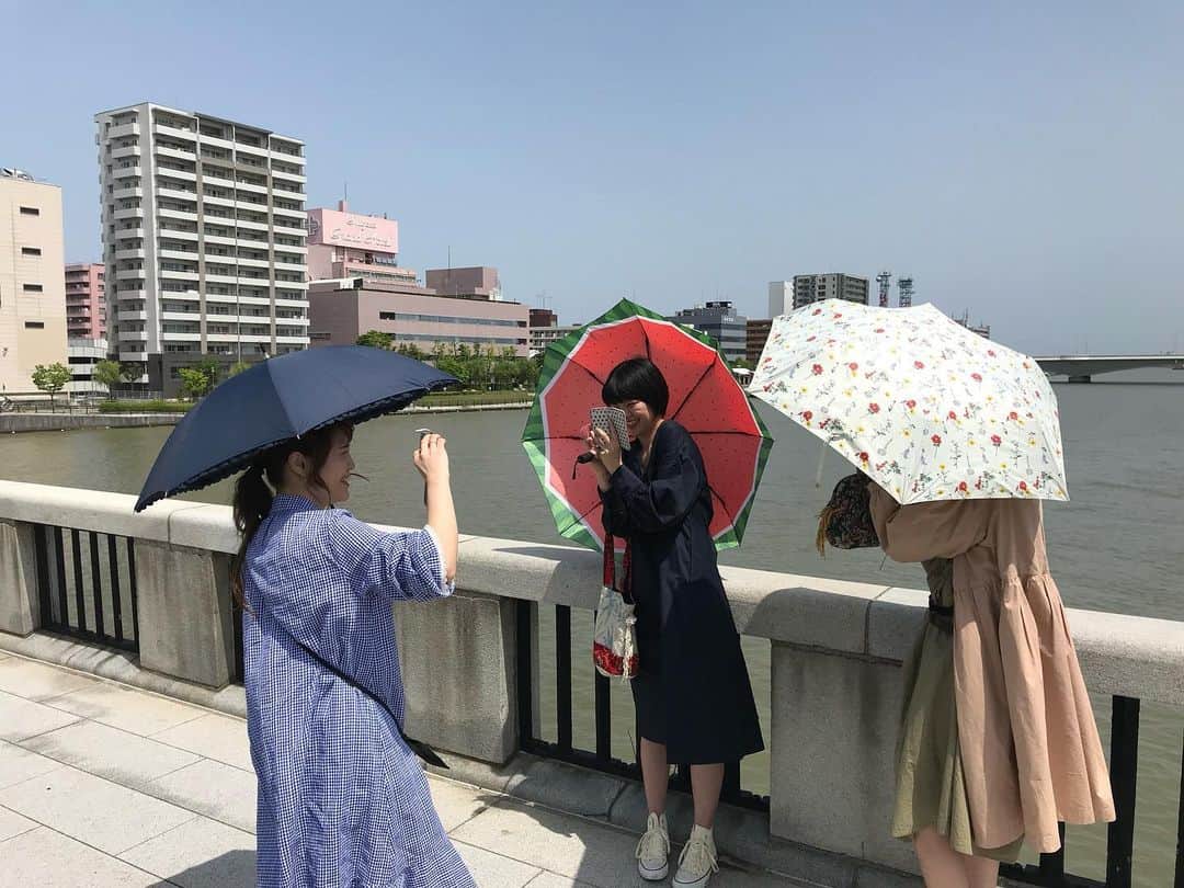 Negiccoのインスタグラム：「﻿ 今でも新潟で走っている、﻿ ネギバスの撮影時の写真。﻿ 3人が写真撮りあっているだけの写真。﻿ 場所は万代橋。﻿ ﻿ #Negicco﻿ #ネギバス」