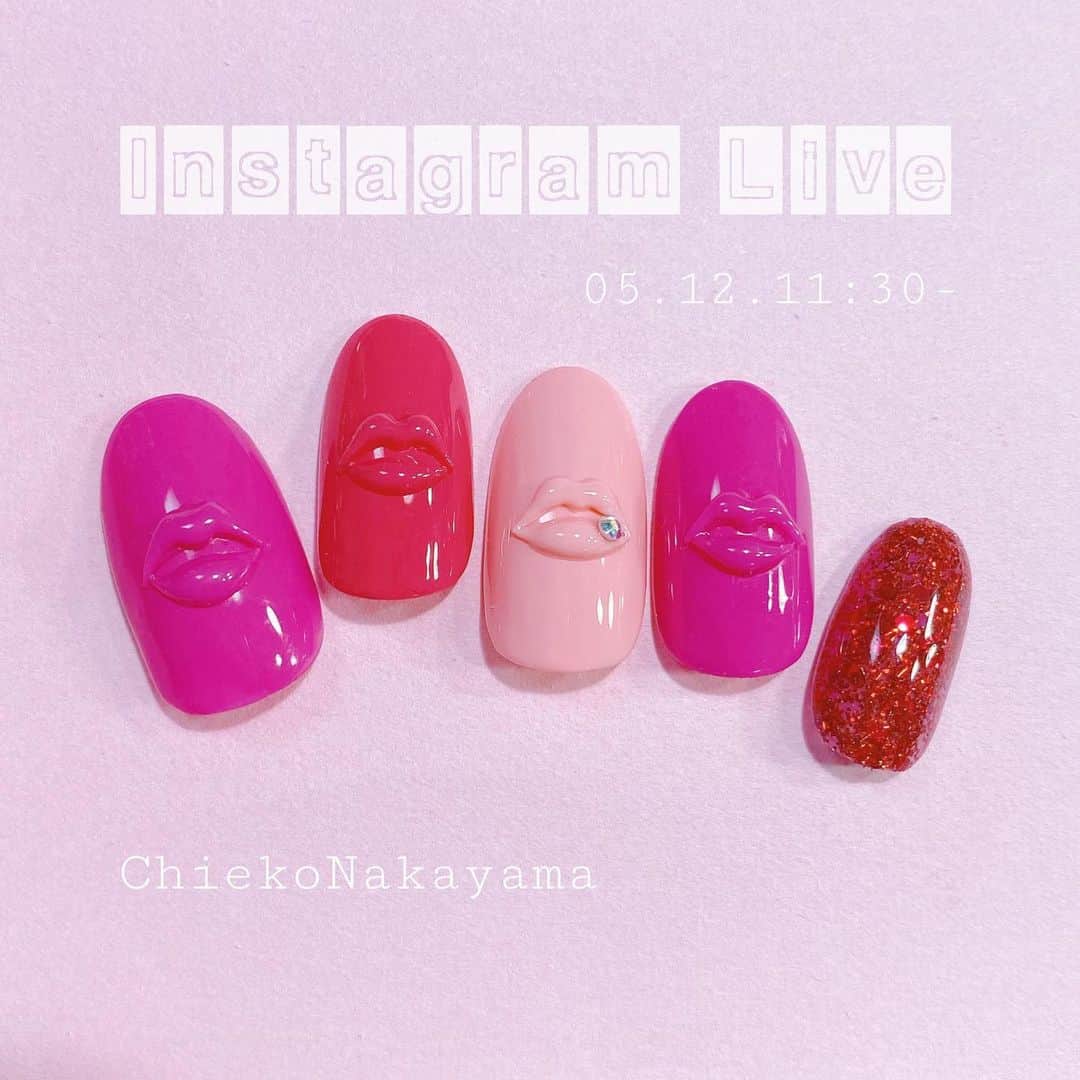 なかやまちえこのインスタグラム：「明日の#インスタライブ も11:30からです！⠀ もう3.4年前🤔？頃にアクリルで作っていた#リップネイル のデザインを#ジェルネイル で作ります！💋⠀ ご用意する物は、カラージェルとビジュージェル、あとはパレットや筆（アート筆は10番の100番両方使います。2本あると便利です✨）など…✨ノンワイプトップのキャンジェルもあるとなおやりやすくなります！⠀ ⠀ ⚠︎わたしのアカウントがストーリーに保存できないので、IGTVに24時間UPします。フィードにもプレビューします😌🙏🙏✨⚠︎ ⠀ ⠀ #nail #nails #nailart #ネイル #美甲 #ネイルアート  #japanesenailart #manucure #japanesenails #manicurist #gelnails #أظافر #네일아트 #미용 #vẽmóng #ngườiđẹp  #เพ้นท์เล็บ #искусствоногтя #artedeuñas #เพ้นท์เล็บเจล #ジェルネイルデザイン #ネイルデザイン #senikuku #nagelkunst #lips @pregelofficial @bettygel_official」
