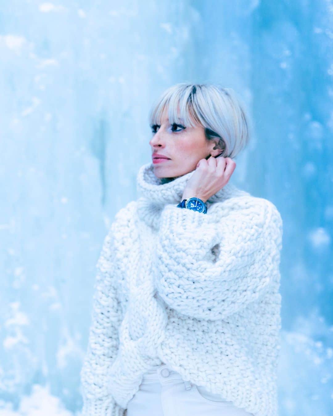 リリー＝ローズ・メロディのインスタグラム：「Conquer the blue ❄️ Memories of a beautiful day exploring iced waterfalls and magnificent glaciers with @montblanc in St Moritz. When everything seemed to be so simple back then 🙏🏼 Feeling very grateful to have had this beautiful experience #montblanc1858」