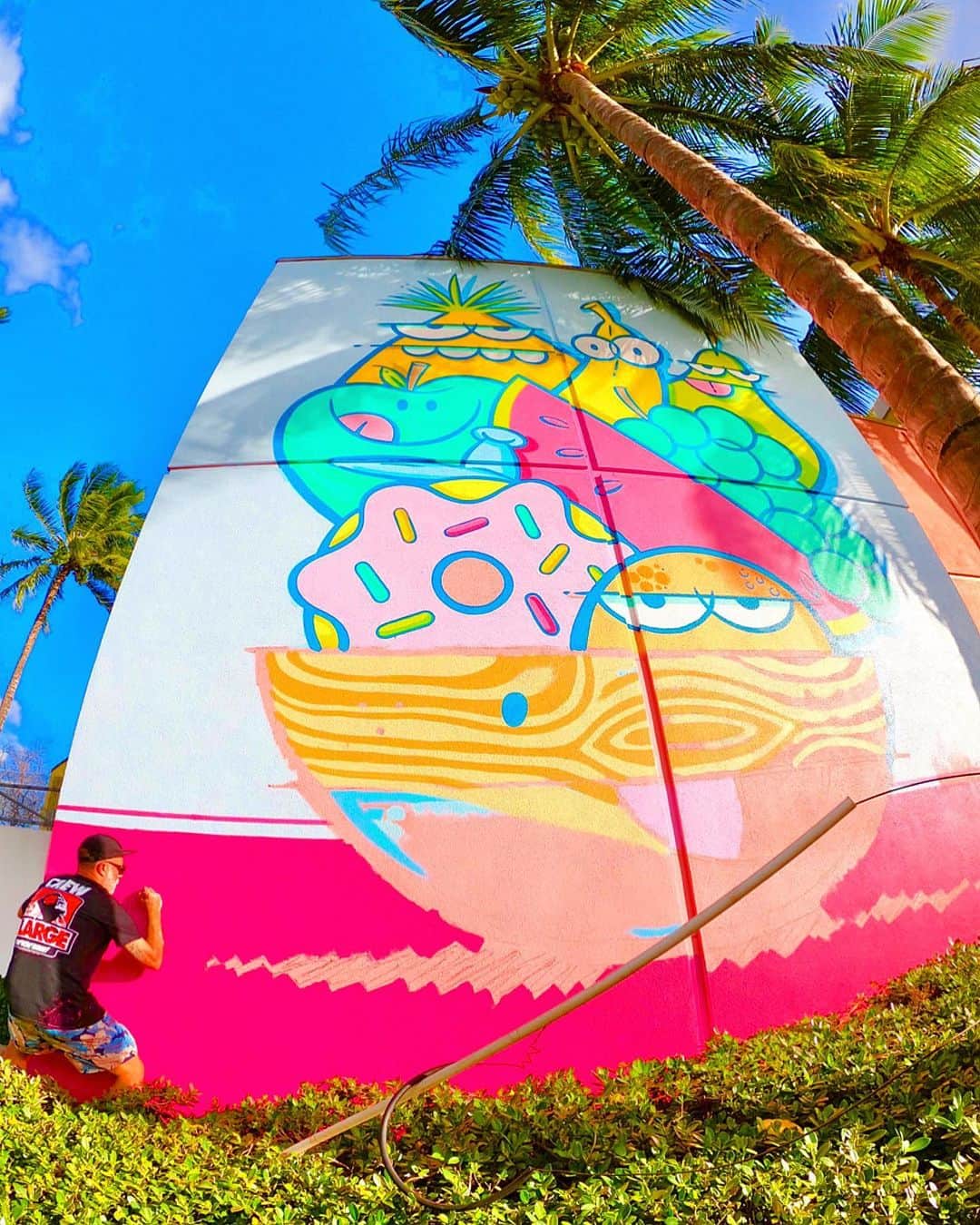 まゆまゆさんのインスタグラム写真 - (まゆまゆInstagram)「. 可愛いから載せたかったの 載せそびれてた😭🌴🌺 2月のハワイで カカアコのアロハモンスターのアートでおなじみの アーティストさんが新しい絵を たまたま描いてる所に遭遇🥝🍉🍓🍋🍍 可愛すぎるカカアコフルーツモンスター👾 新作かわいい🥰🍑 #hawaii #カカアコ #ウォールアート  #hawaiistagram  #hawaiitrip #ハワイ #hawaiiphot」5月11日 23時34分 - 7mayu2mayu