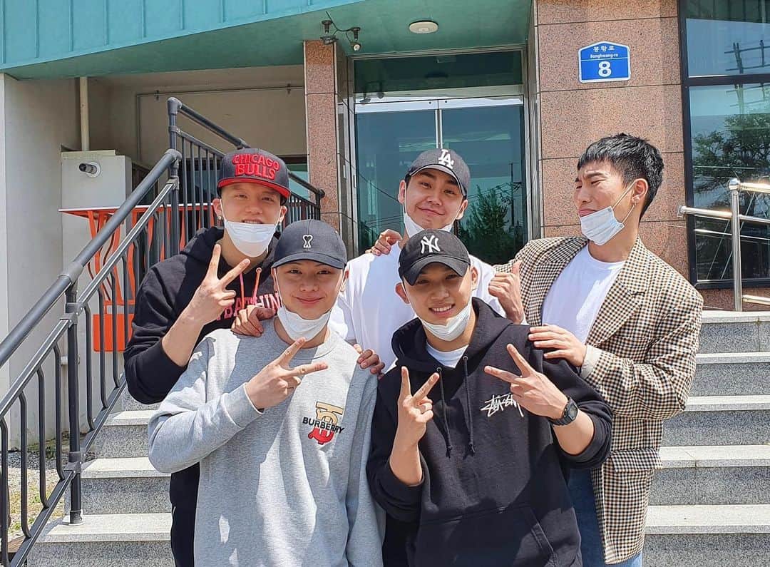 プニエル のインスタグラム：「Be safe and stay healthy! We’ll be waiting! 💙  안전 하고 건강 하게 돌아오기! 기다리고 있을게요 💙」