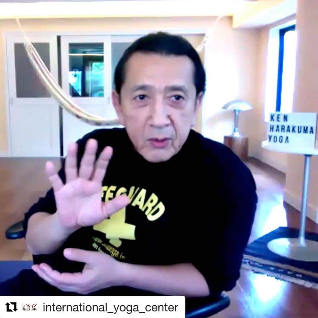 Ken Harakumaのインスタグラム：「IYCから速報です！ #Repost @international_yoga_center with @get_repost ・・・ IYCでは、この先、自粛期間が明けたとしましても、ZOOMでの各種ヨガクラスは通常クラスと併用して継続して行く予定でおります。  チケット購入の際に、この先いつまでZOOMクラスが開催されるのか不明で、特に地方から参加の皆様は何回チケットを購入するか迷われる所だと思いますが、1番お得なのは間違いなく20回チケットです🎫  ZOOMでのヨガクラスは、接続も簡単で敷居も高くありません。  IYC各スタジオお近くの方も、ギリギリで寝坊したり、なんとなくスタジオまで足を運ぶのは面倒な日もスタジオ受講とオンラインLIVEのZOOMクラスをうまく使い分けをすると、プラクティスが深まりやすくなりますよ！  まだ試したことのない皆さんや、地方の皆様も是非IYCのZOOMヨガクラス、チャレンジしてみてください！ いつでもお待ちしております。  クラス開催スケジュールは、プロフィールから見ることが出来ます👀 @international_yoga_center @kenharakuma」