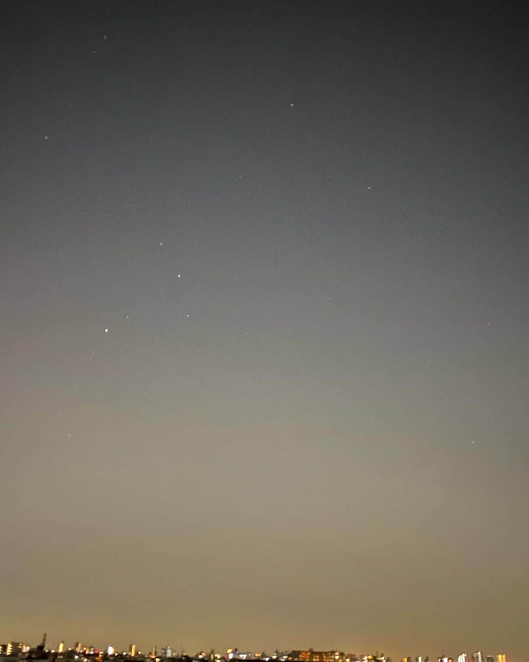 黒川忠文さんのインスタグラム写真 - (黒川忠文Instagram)「‪東京の夜空、‬ ‪お星様もソーシャルディスタンスを‬ ‪守ってるんだね、と子供が言いました。‬ ‪ホッコリしました。‬ ‪…僕の作り話です。‬」5月11日 23時38分 - kurokawatadafumi