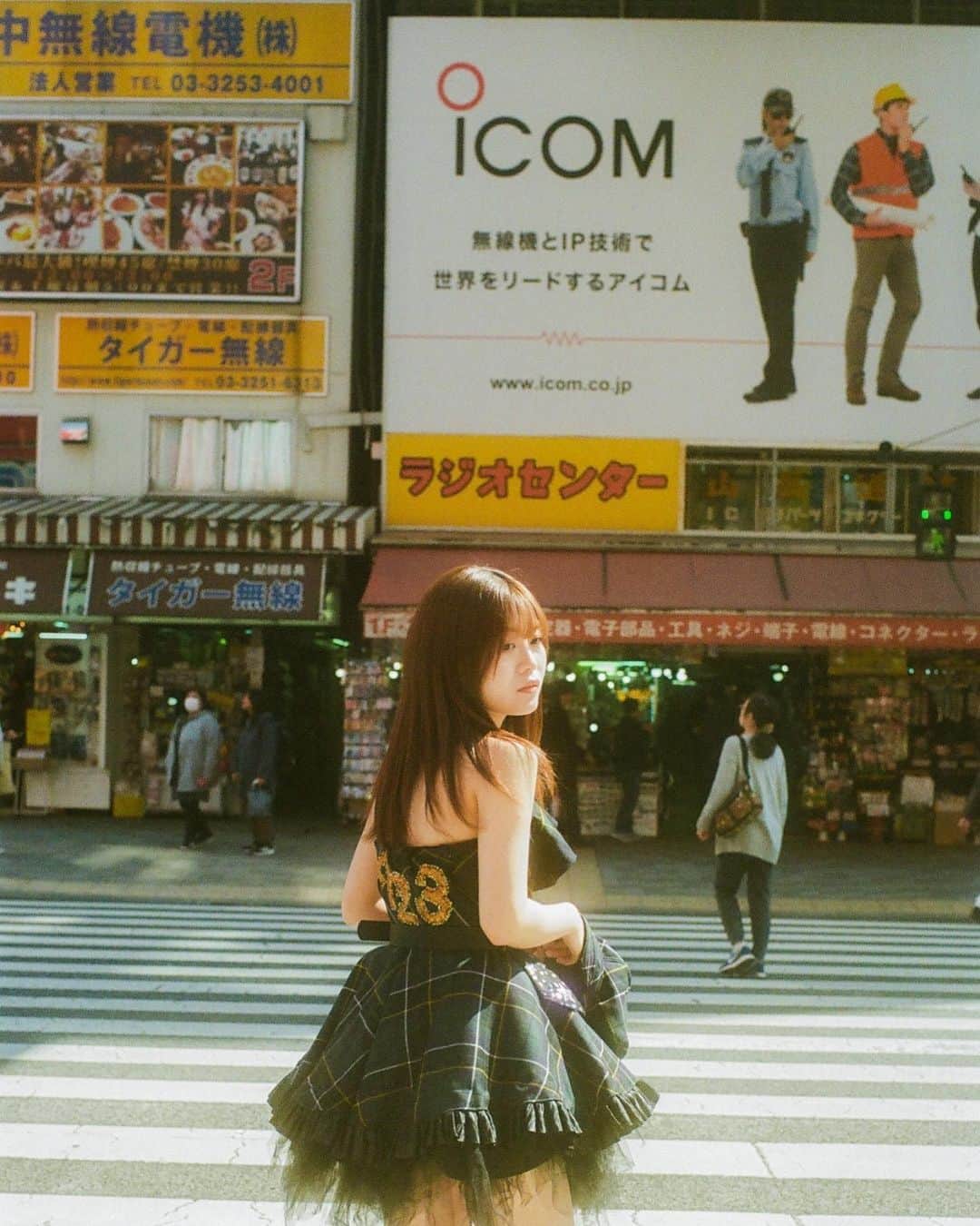 弘松菜摘のインスタグラム：「#stayhome #おうちじかん﻿ 充実しすぎて、とうとう1日の時間が﻿ 足りなくなってきました😢笑﻿ ﻿ 最初の方はあんなにひまだー！﻿ って騒いでいたのに、﻿ やることが増えてきたよ？なんで？？﻿ ﻿ ﻿ 皆様はおうちでなにしてますか？？﻿ ﻿ ﻿ とりあえずあつ森は沼。でも時間操作なしに﻿ 頑張っています！！﻿ ﻿ だれかみかんください🍊﻿ ﻿ ﻿ ﻿ #フィルムカメラで残すきもち﻿ #儚くて何処か愛おしい様な」