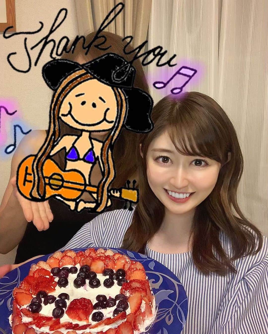 坂口莉果子のインスタグラム：「いつもスーパーポジティブで落ち込んだ姿を見たことないmom🤣  I love u forever and always thank u for every thing u do for me👩‍🦳💓 2週間連続でケーキ作ってる気がする👩🏻‍🍳イチゴだらけにしとけば見栄えが良くなることを学んだ笑🍓 ・ ・ ・ #母の日  #ケーキ #チーズケーキ  #シフォンケーキ  #いちご  #手作りお菓子  #happy  #mothersday  #japan  #cooking  #cake  #strawberry  #blueberry  #mom #stayhealthy  #staypositive  #stayhome  #staysafe #thankyou」