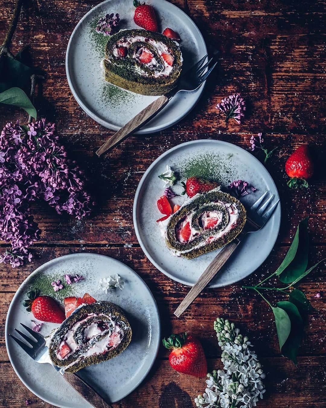 Our Food Storiesさんのインスタグラム写真 - (Our Food StoriesInstagram)「Now on the blog - the recipe for this delicious gluten-free matcha swiss roll with coconut cream and strawberries 🍓🍵 Get the recipe via the link in profile. #ourfoodstories  ___ #matchacake #swissroll #swissrollcake #matchalover #strawberrycake #glutenfri #glutenfreerecipes #glutenfreeeats #glutenfrei #bakinglove #fellowmag #verilymoment #simplejoys」5月11日 23時41分 - _foodstories_
