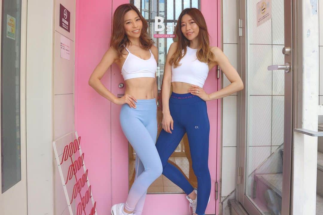 RENA のインスタグラム：「フィットネスをはじめヘルスケアのコンテンツが盛り沢山なアプリ @finc_app よりの公式YouTubeが公開されました✨ . 自粛時間でおうちで楽しくエクササイズ♡ まずは基礎編☝️ . @anna_flare と出演しています👏 ． ぜひチャレンジしてくださいね❣️ . 👍ボタン、チャンネル登録もぜひお願いします❤️ . https://youtu.be/8RZxqmWr0lg ． ． ． #finc #fincアンバサダー #sisters #sport #dance #fittness #tokyo #stayhome #ステイホーム #うちで踊ろう #フィットネス #宅トレ #スポーツ女子 #エクササイズ #姉妹」
