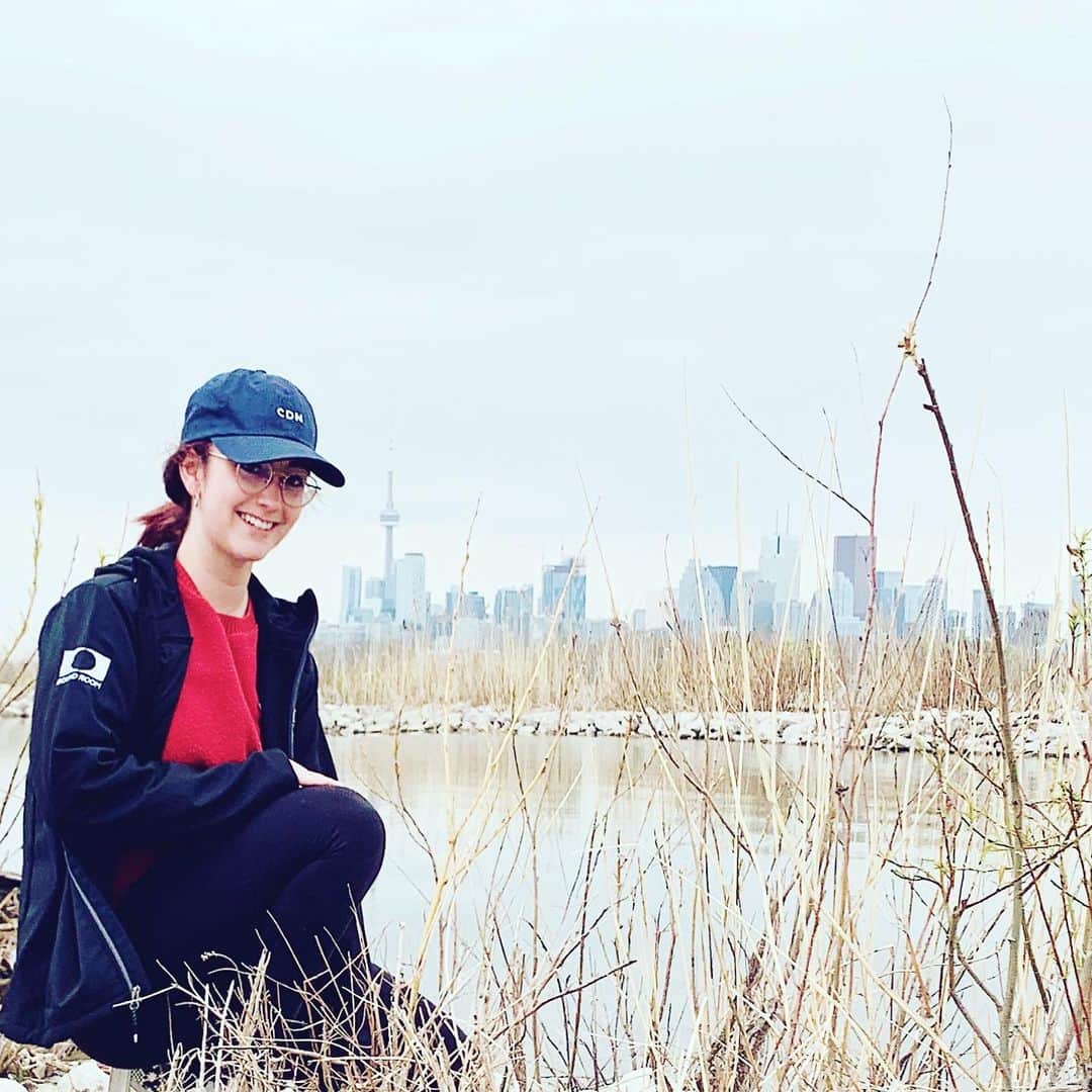 ケイトリン・オズモンドのインスタグラム：「I always find my way back to the water . . There’s something about sitting next to the water that allows me to breath. Things are clearer, calmer. Instantaneously I feel a weight lifted from my chest. The way water moves, doesn’t matter if it’s calm or wild, it’s intriguing. I can sit and experience it’s life on the grey days. I can daydream on it’s sunny days. I feel alive near the water. I find the quietness in my own body . . . #water #lakeontario #toronto #skyline #rainydays #mindfulness #stillness」