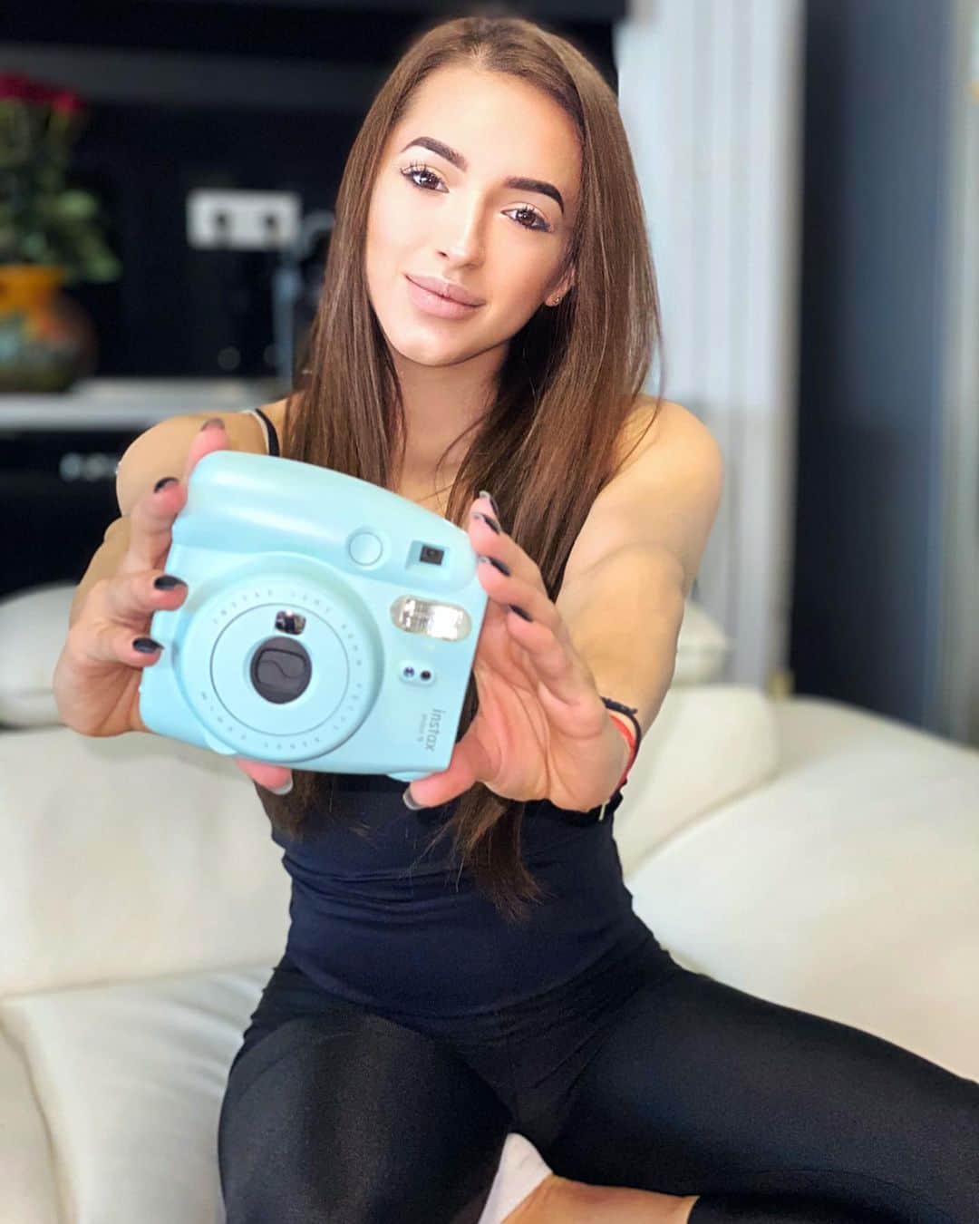 ラリサ・ヨルダケのインスタグラム：「🍉 GIVEAWAY 📸⁣⁣ ⁣⁣ 👉🏻 Vara este aproape și este ocazia ideală să surprindeți cele mai minunate fotografii pe loc cu APARATUL FOTO INSTANT pe care îl ofer ca premiu, împreună cu @george_pantelimon + LAMPĂ LED CIRCULARĂ să aveți lumina perfectă( lampa vine însoțită de trepied de 1.9m + husă)⁣⁣ ⁣⁣ 1. Urmărește-ne: @larisa_iordache și @george_pantelimon⁣⁣ 2. Menționează căte un prieten diferit- nu există limită de comentarii⁣⁣ ⁣⁣ 3. 🌟 OPȚIONAL: dacă ai câștigat aparatul foto + lampa led și ai distribuit concursul pe story cu TAG, @george_pantelimon îți va face o ședință foto în București/Ploiești + vei primi și un set de hârtie pentru printat fotografiile( indiferent de locație).⁣⁣ ⁣⁣ ✅ Pe 15 Mai fac extragerea printr-o aplicație plătită și autorizată. Aparatul și lampa vor fi livrate oriunde în țară prin curier. Comentariile identice, ori către Branduri/pagini inactive nu vor fi luate în considerare. ⁣⁣ ⁣⁣ Succes!💕」
