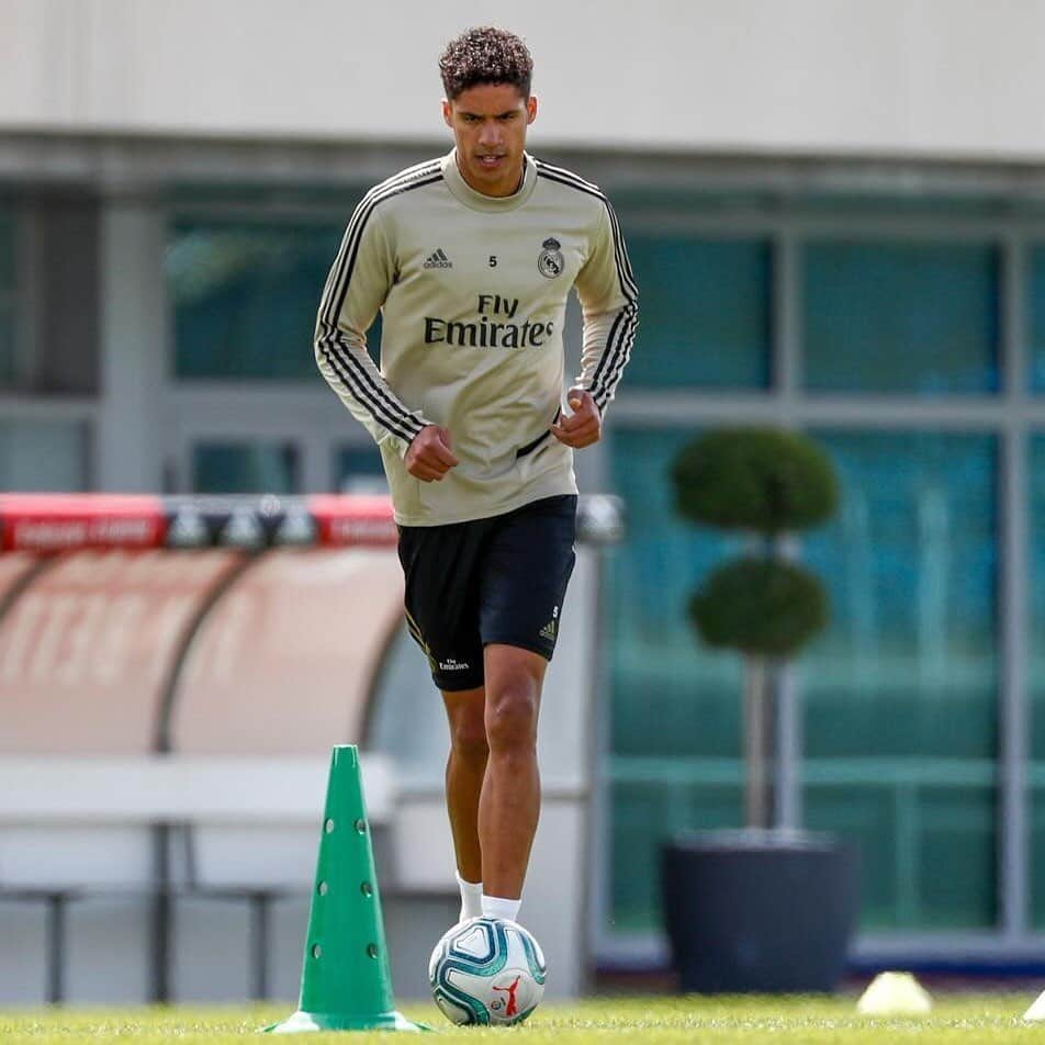 ラファエル・ヴァラーヌさんのインスタグラム写真 - (ラファエル・ヴァラーヌInstagram)「De una casa a otra ⚽️🔙🏠⁣ ⁣ 👊🏾 #BacktoWork #HalaMadrid」5月12日 0時01分 - raphaelvarane