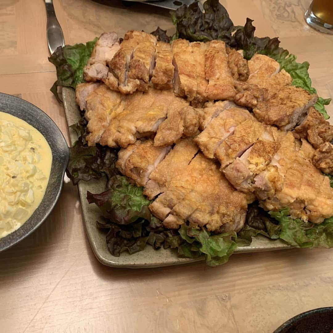 中山秀征さんのインスタグラム写真 - (中山秀征Instagram)「今夜の夕食は﻿ チキン南蛮とぶり大根😋﻿ ﻿ この量が我が家では﻿ あっという間になくなります。﻿ 育ち盛りの男が私を入れて5人🤭🤭笑﻿ ﻿ お母さんに感謝ですね。﻿ いつも3食、ありがとう🙇‍♂️✨」5月12日 0時08分 - hidechan0731