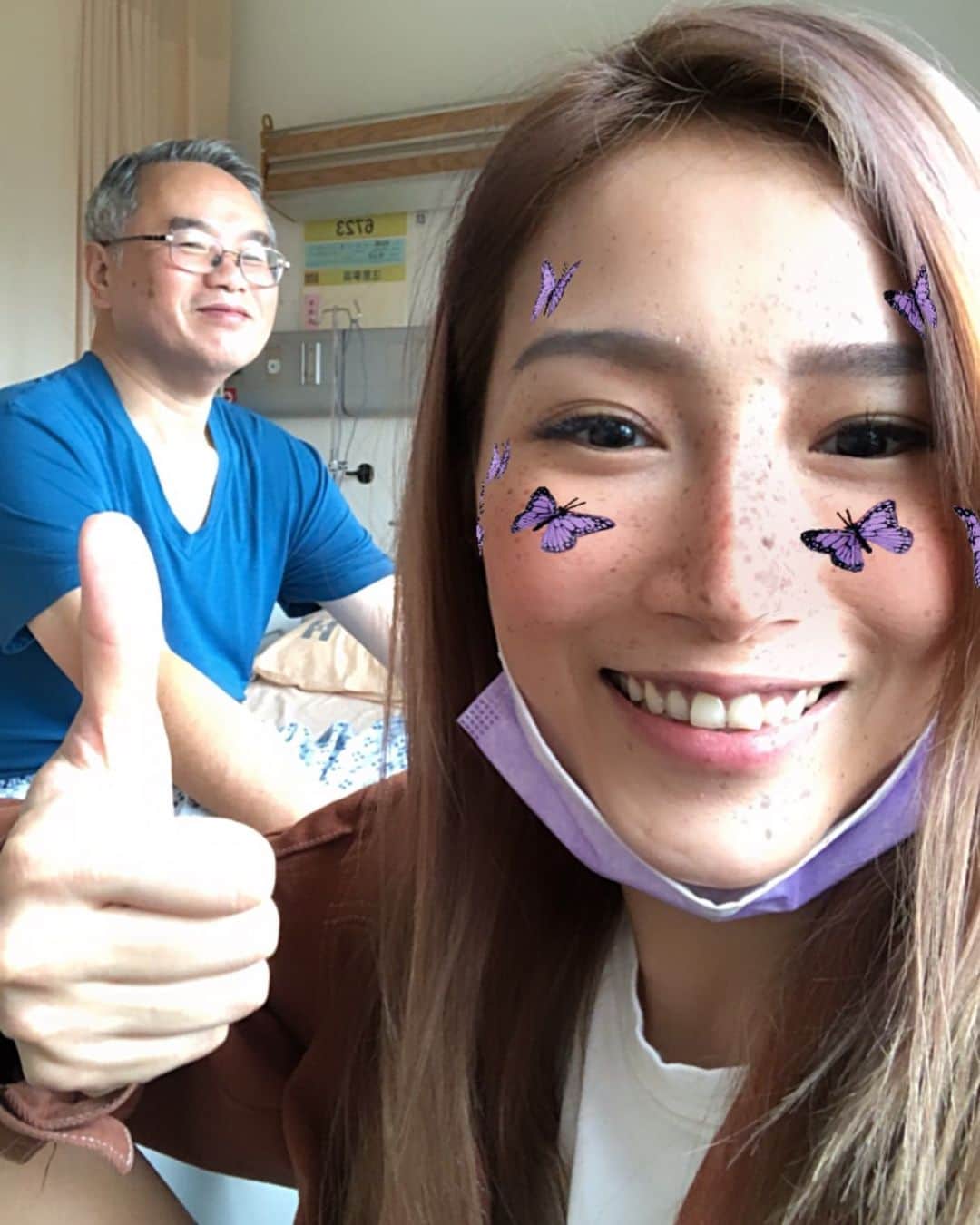 安柏兒のインスタグラム：「雖然一路跌撞漂浮了很久 最近著實因為些生活上的不順 偏低落 不過樂觀如我的女紙  看到爸爸精神很好 就鬆口氣了  真的是還好我是個打不死的蟑螂（精神的部分） 還好抗壓性極大的我 很快就可以振作起來了 加油💪🏾我會好好加油  預告：明天會有「超好康」的抽獎活動～ 請各位繼續關注下去🥰」