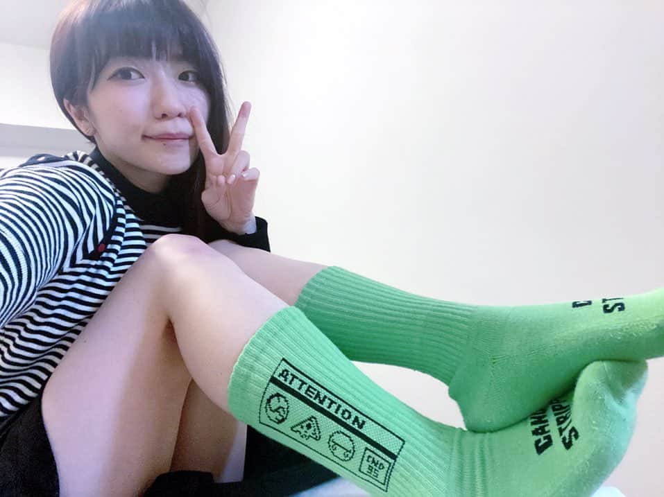 ぱいぱいでか美のインスタグラム：「お気に入りの靴下見てくれェ！ 写真暗くて明るくしたら顔色悪くなったけど靴下優先！ ꙳ #sox #candystripper  #俺はインスタグラマーになりてぇ #拡大しても見えてへんで ꙳ Candyの靴下、めちゃくちゃ鮮やかな色使いでサイコ〜 これちょっと前に撮った写真なので 長袖の薄めニット着てるけど 今日は絶対無理な気温だったね(T . T) 靴下は気温にそこまで左右されず 年中つかえるアイテムなので 本当に好きです。 靴下好きすぎ。 足二個しかないんだからこんなに靴下持ってても意味ないよってくらいある。」