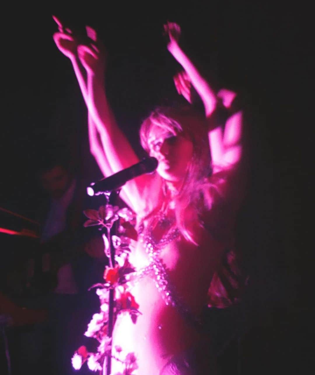 のインスタグラム：「Wow these pics by @creepykelli 🤍 this was from our show in November when Julie entered from a coffin」