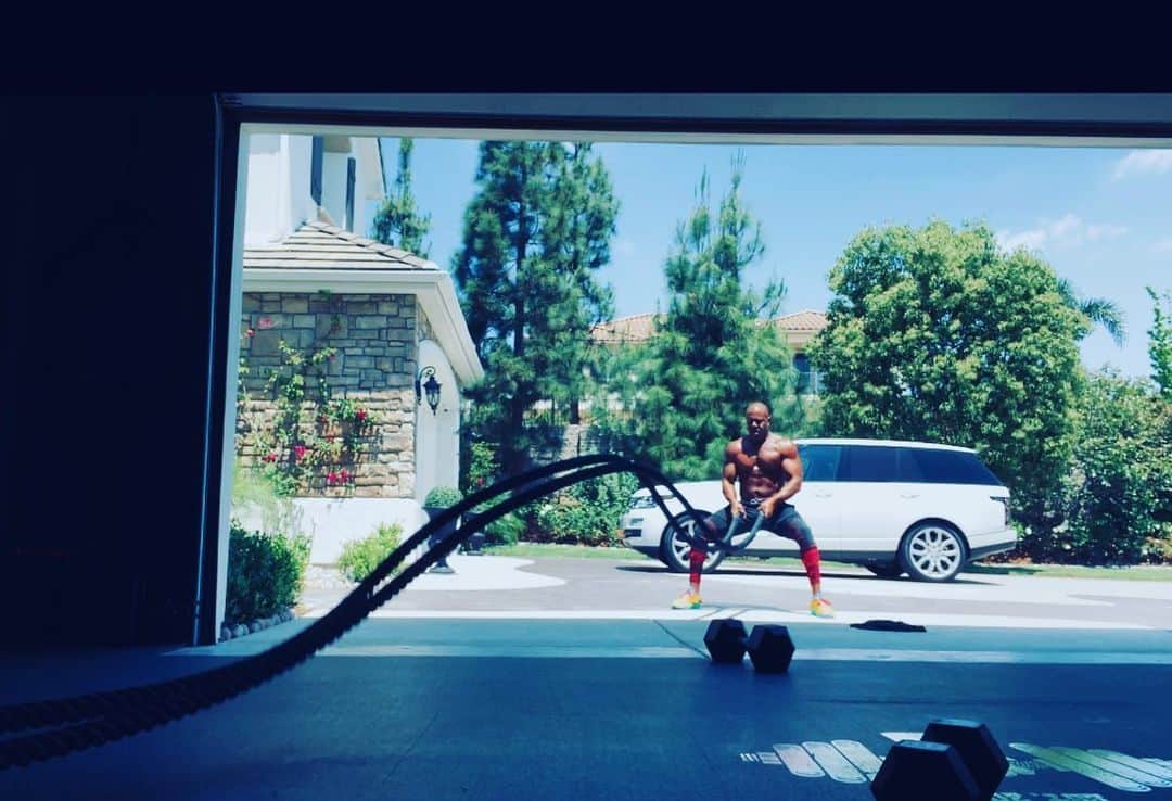 ロックモンド・ダンバーのインスタグラム：「Funny thing, when my wife gains weight... So do I.. When she loses weight and gets fit.... I have no choice but to get off my fat lazy ass and do the same.... That means...Battle  Rope Monday! Coming out of this quarantine better than I went in.... All thanks to @mayadunbar11 for pushing me and leading by example. #fitnessmotivation #couplegoals #blackboxgaragegym #mywife」