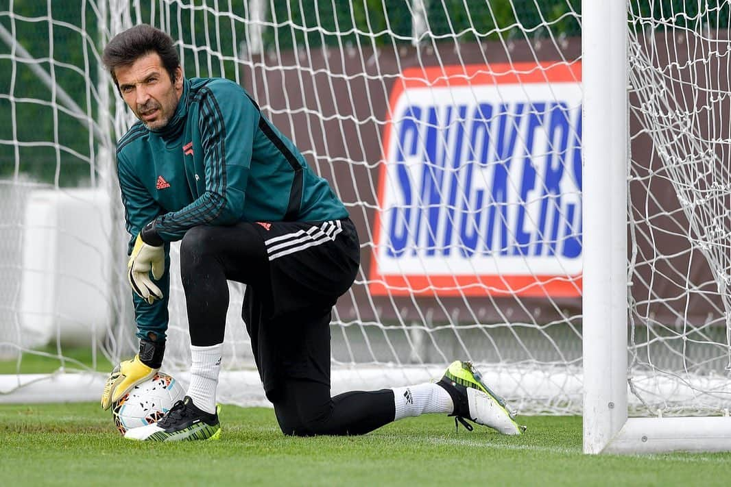 ジャンルイジ・ブッフォンさんのインスタグラム写真 - (ジャンルイジ・ブッフォンInstagram)「Training pitch! Finally 💪🏻💪🏻 ⚪️⚫️ . #finoallafine #juventus #trainingday #trainingpitch」5月12日 1時07分 - gianluigibuffon