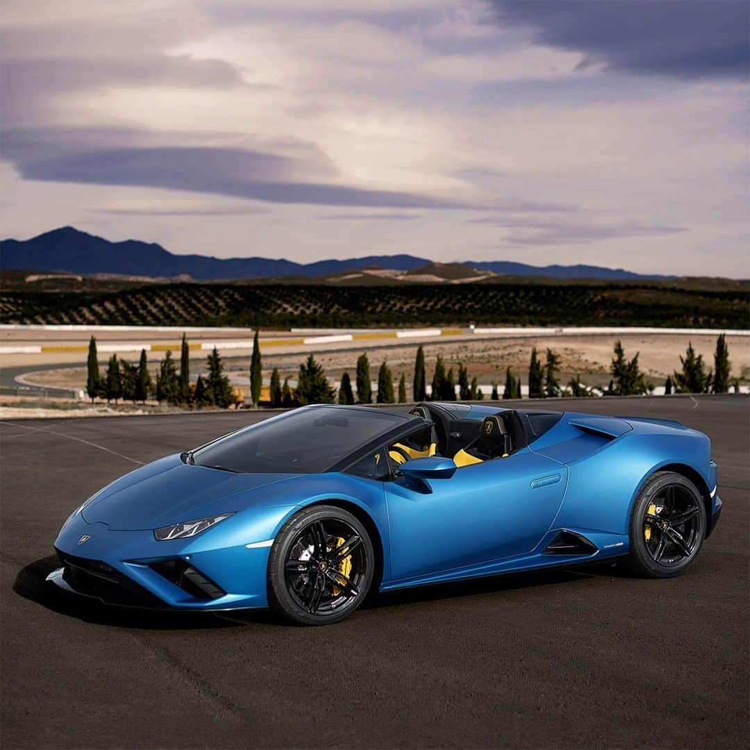 ランボルギーニさんのインスタグラム写真 - (ランボルギーニInstagram)「With the all-new Huracán EVO RWD Spyder, perfection is just a roar away. This exceptional Super Sports Car not only redefines freedom but also creates an emotional bond with its driver.  #Lamborghini #HuracanEVORWDSpyder #RewindToRWD」5月12日 1時00分 - lamborghini