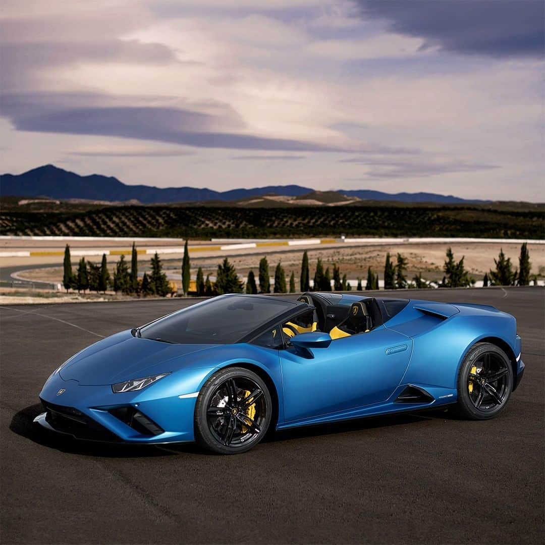 ランボルギーニのインスタグラム：「With the all-new Huracán EVO RWD Spyder, perfection is just a roar away. This exceptional Super Sports Car not only redefines freedom but also creates an emotional bond with its driver.  #Lamborghini #HuracanEVORWDSpyder #RewindToRWD」