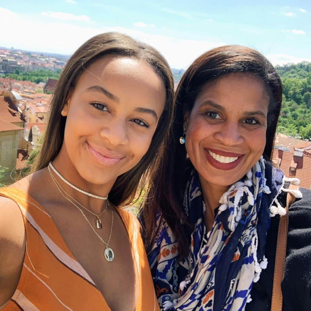 Nia Sioux Frazierさんのインスタグラム写真 - (Nia Sioux FrazierInstagram)「Another appreciation post for momma Holly because it’s her BIRTHDAY! I love getting to travel the world with you and go on crazy adventures together. Thanks for being my best friend and my biggest cheerleader through everything. Ej, Will, and I are so blessed to have you as our mom. I know we can’t leave the house, but I’m so happy the fam is all together for your special day! Love you forever💘」5月12日 1時01分 - niasioux