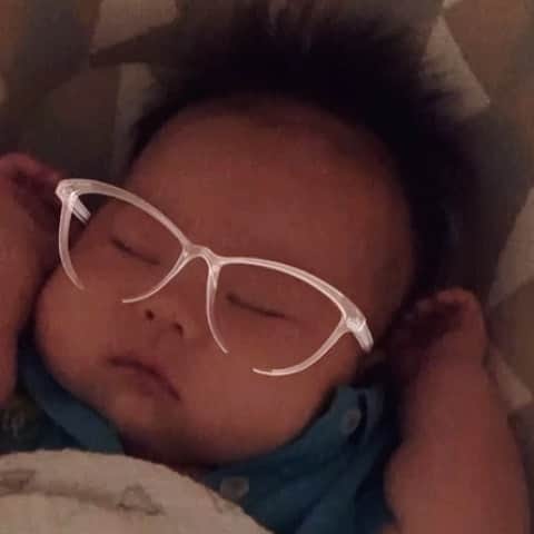 Warby Parkerのインスタグラム：「We're not saying you should use our Virtual Try-On on a sleeping baby but... 😂😉 Thanks for sharing with us, @laurenokay!」