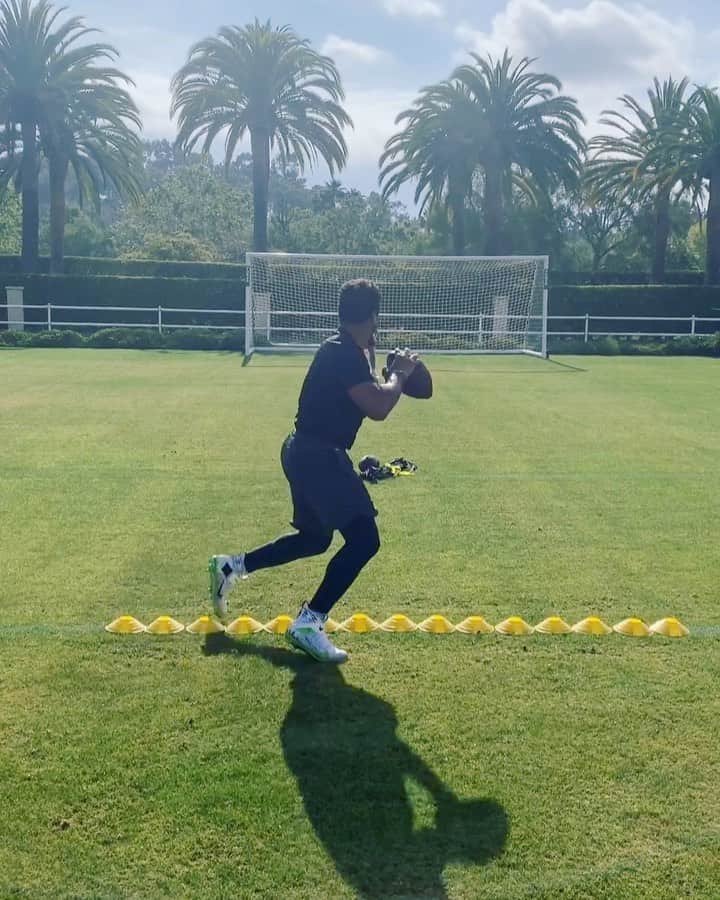 ラッセル・ウィルソンのインスタグラム：「Woke Up Dancin’! 🕺🏾🏈 🧢: @JtHeaps9 👐🏼: @DeckerDavis_Fit」