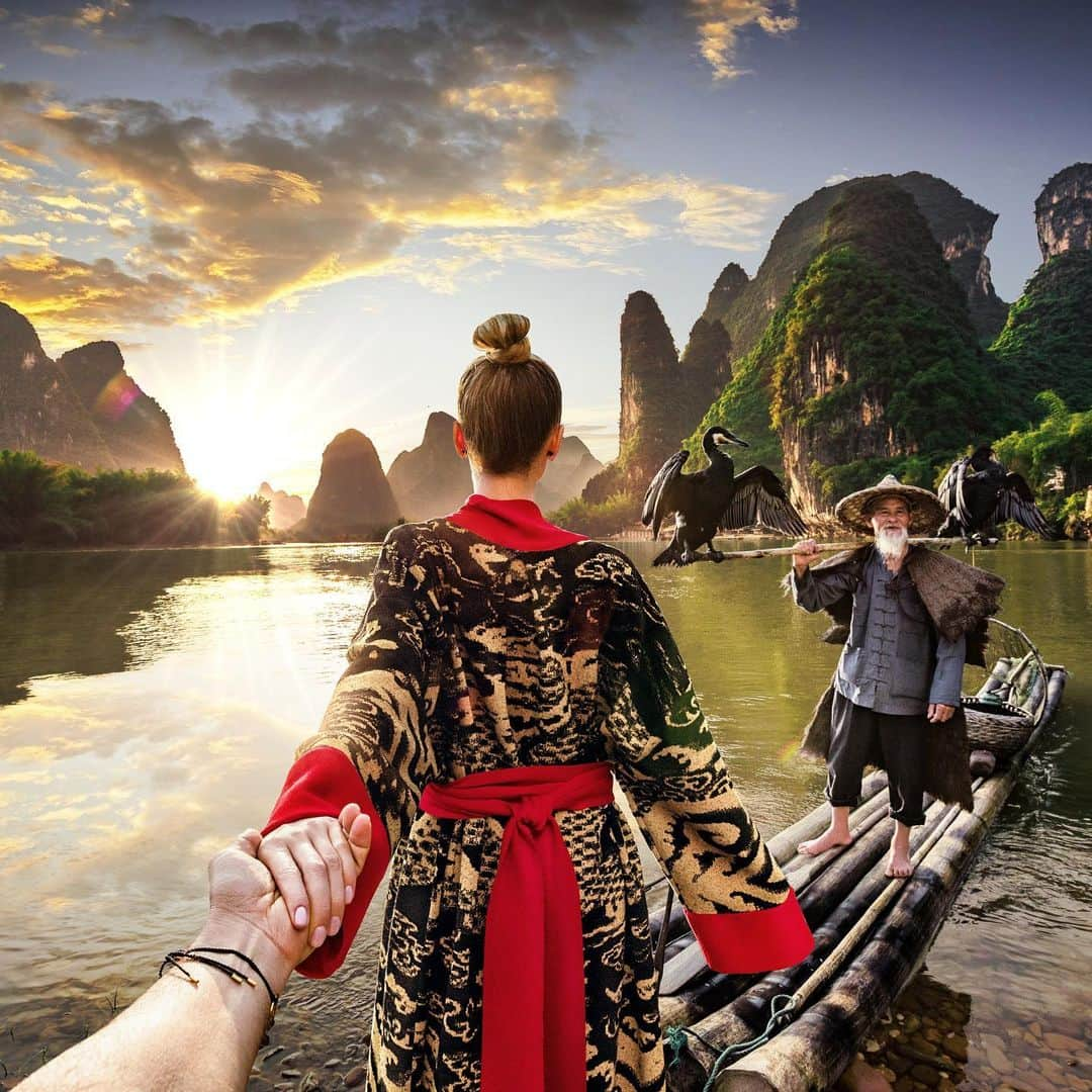 Murad Osmannさんのインスタグラム写真 - (Murad OsmannInstagram)「#followmeto the ancient village of Yangzhou and Guilin’s magical mountains... watch other pictures and videos in the gallery - they make you feel like you are in a different universe.  Next to us is our friend - the fisherman Huang. Back then he was 96 years old. I wonder if he is still there and is fishing with cormorants - which is one of the oldest Chinese traditions.  #следуйзамной в старинную деревню Яншо и волшебные горы провинции Гуйлинь. Посмотрите другие фотографии и видео в галерее - будто попадаешь в космос. С нами наш друг рыбак Хуан - ему тогда было 96 лет. Интересно, ловит ли он ещё рыбу там сейчас. Это рыбалка с бакланами - одна из древнейших традиций Китая. Какие ещё традиции вы знаете?」5月12日 1時09分 - muradosmann