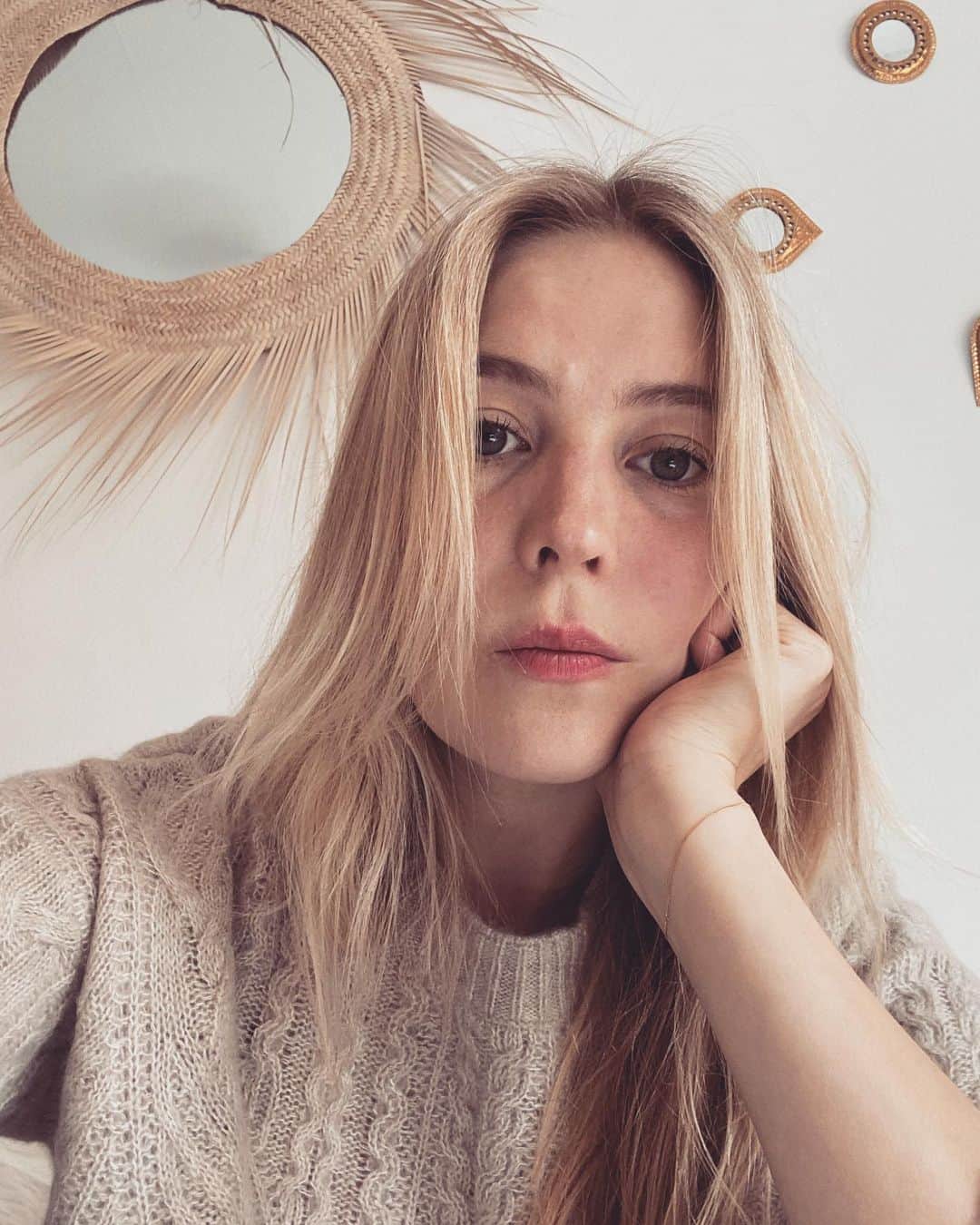 エステルデヴェのインスタグラム：「This cashmere jumper is the closest thing to a hug.. Thank you @carolinebelhumeur @modusbpcm 🤎 #vince」