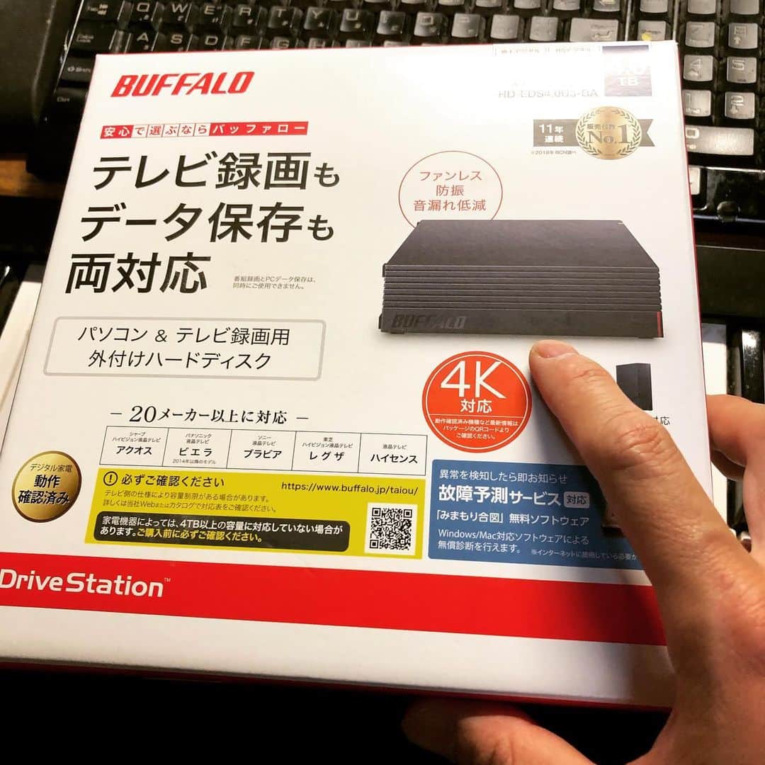 オカノアキラのインスタグラム：「30年前100MB（ギガでは無い注意されたし）のハードディスクを十数万円で買った時にもうハードディスクに関して一生大丈夫と思った頃がありました。何年も経って4TBのHDDを買って一生大丈夫と思っている自分がいる。おそらくこのストレージを買い続ける人生に自分が落ちいいってる事に今気付いた。奥さんからいつも会ってる時にハードディスク買ってるよねと言われた。　#hdd  #4tb #ハードディスク #ハードディスク　#ストレージ #恋する週末ホームステイ」