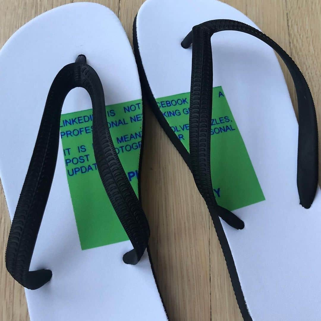 エズラ・クーニグのインスタグラム：「rare flip flops - if you know, you know」